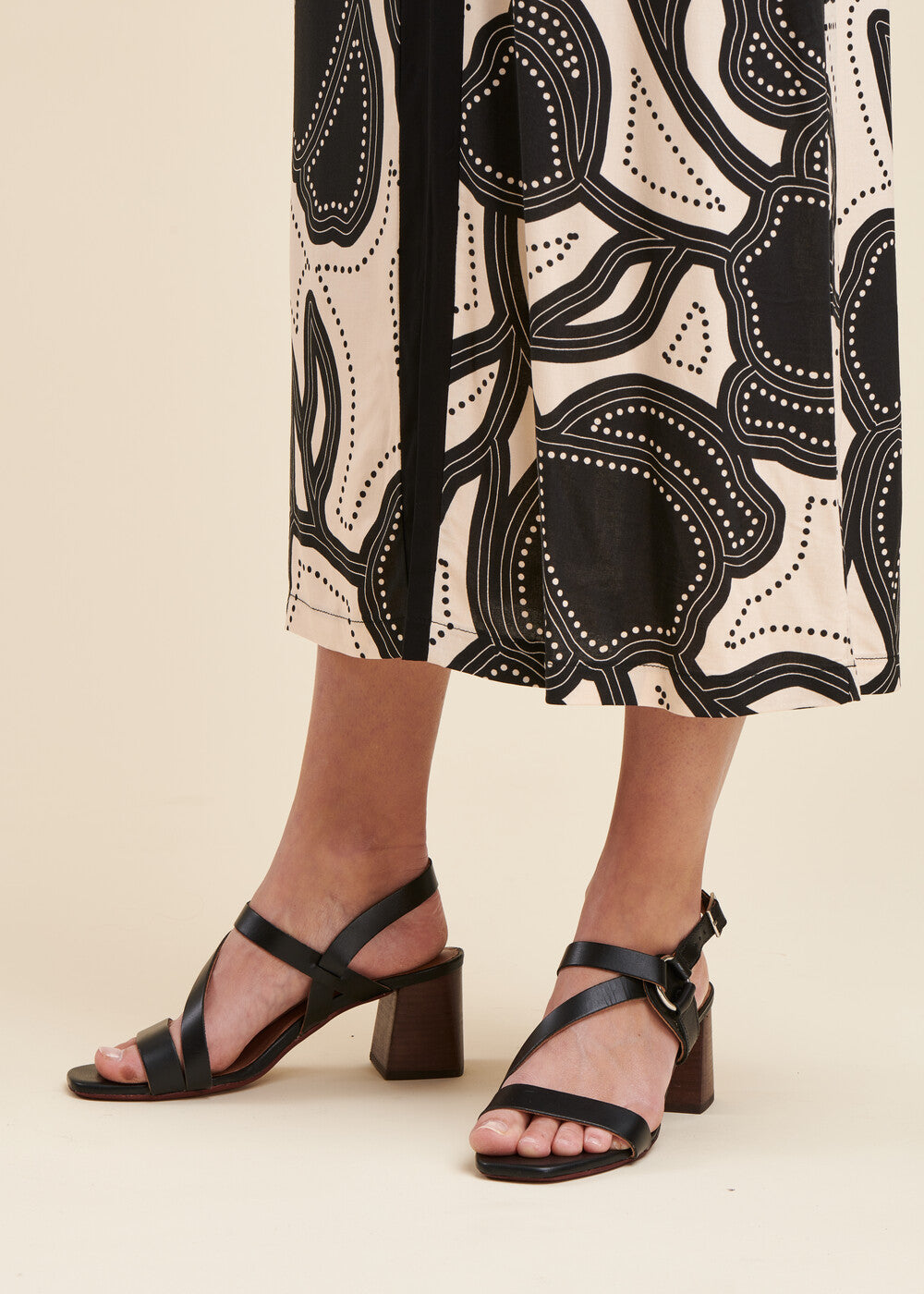 Sandales brides croisées talon carré