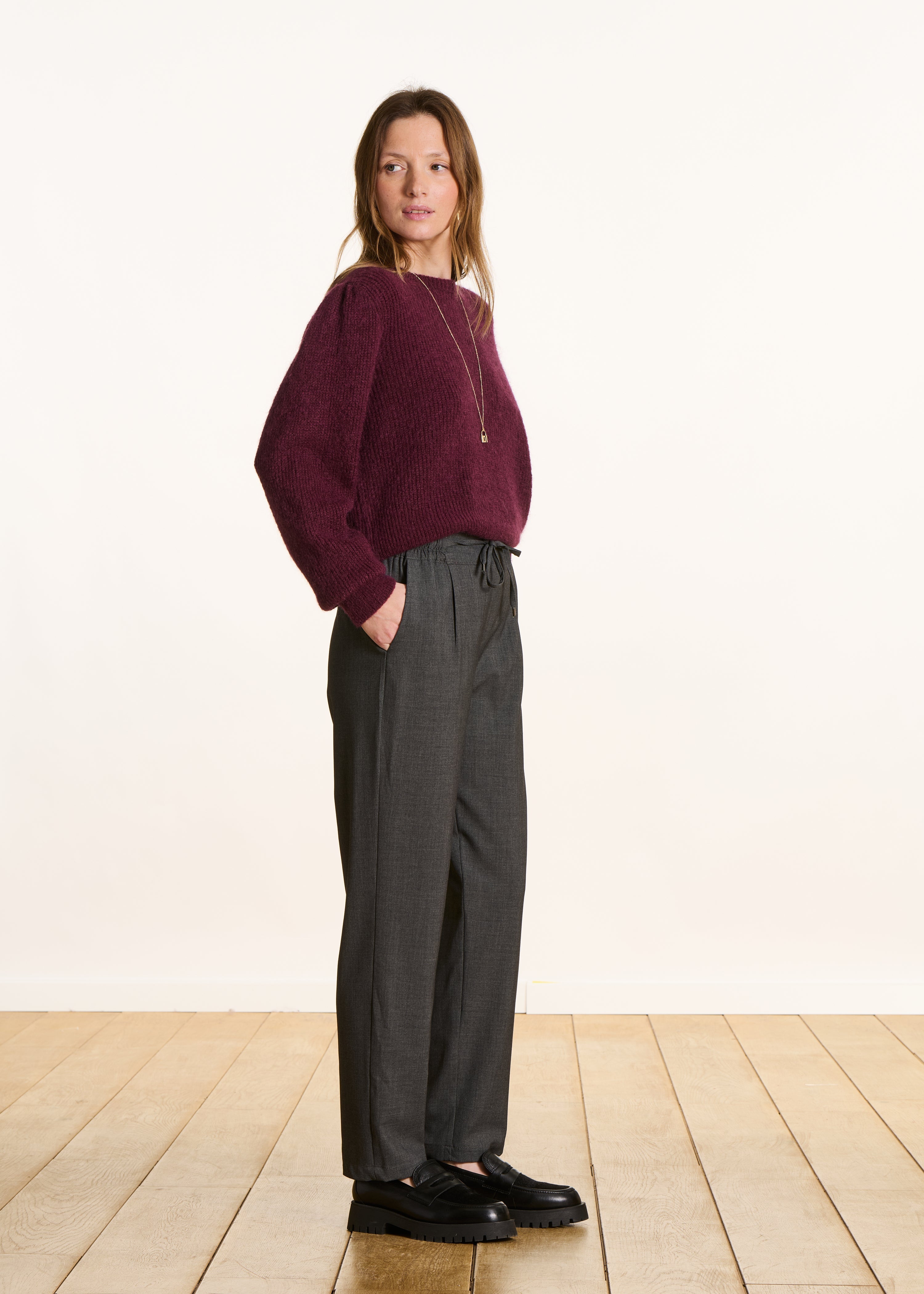 Pantalon gris foncé coupe carotte