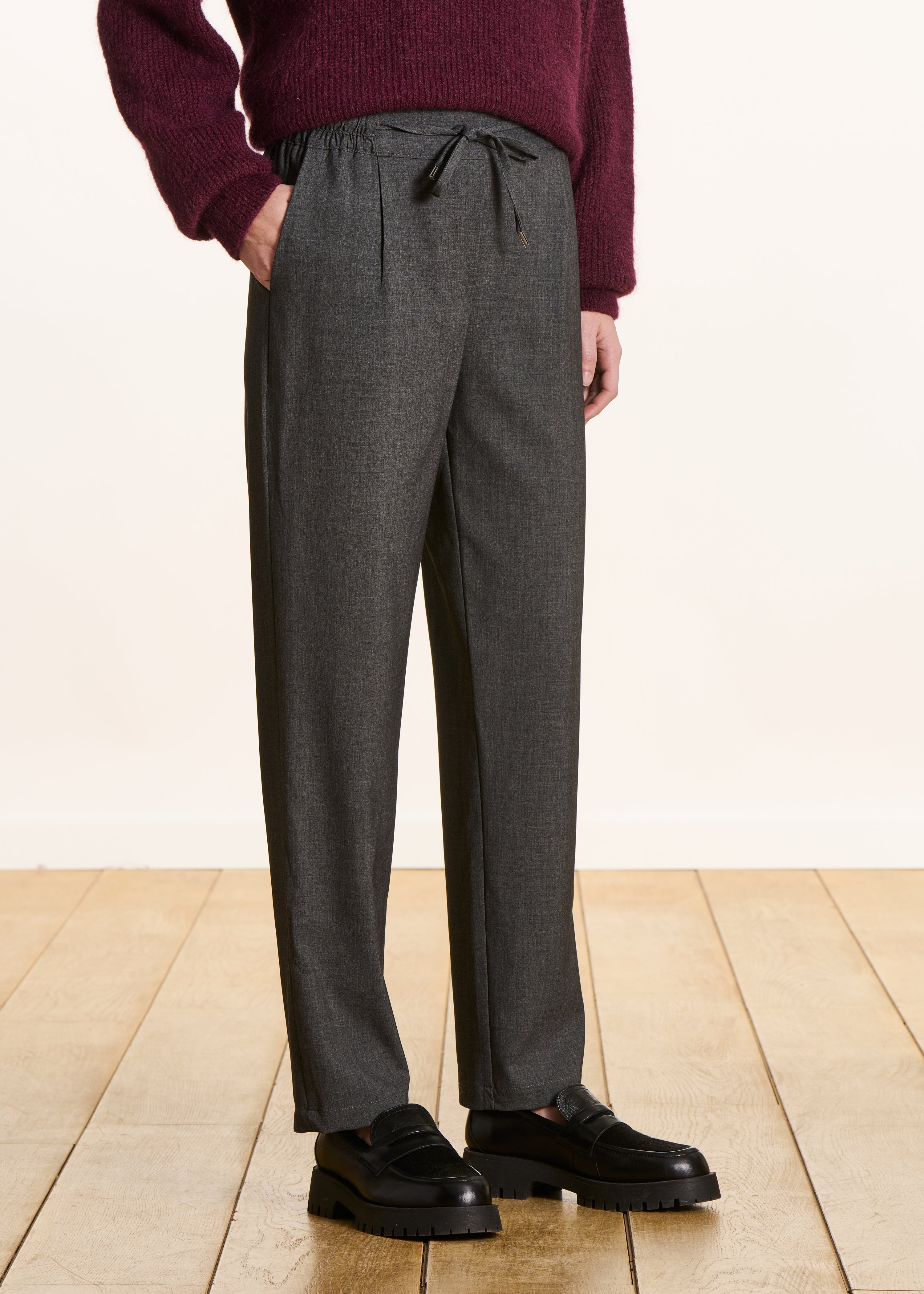 Pantalon gris foncé coupe carotte