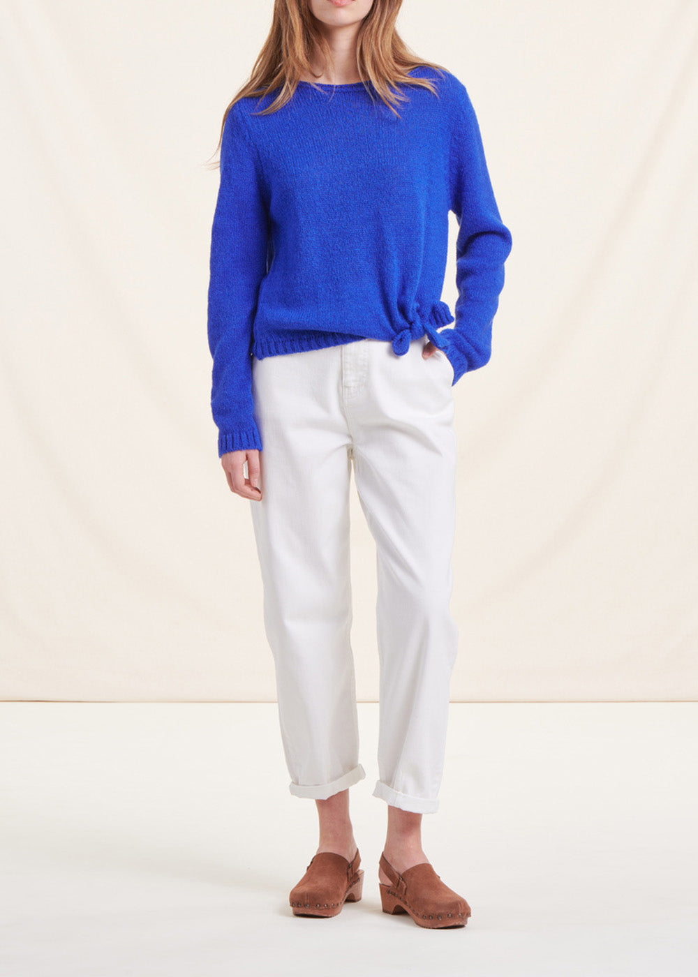 Pull bleu avec nœud