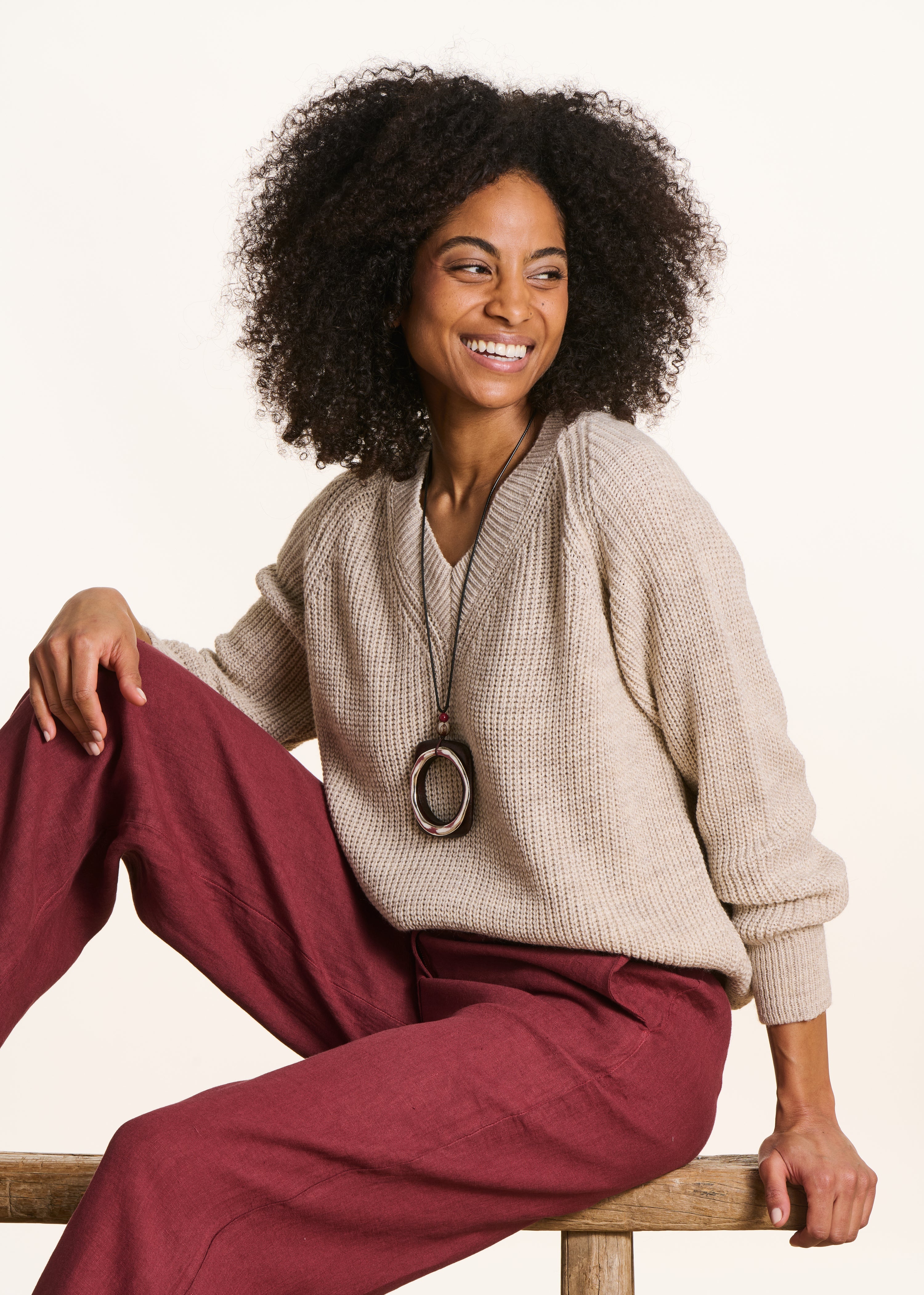 Pull beige encolure V en maille côtes perlées