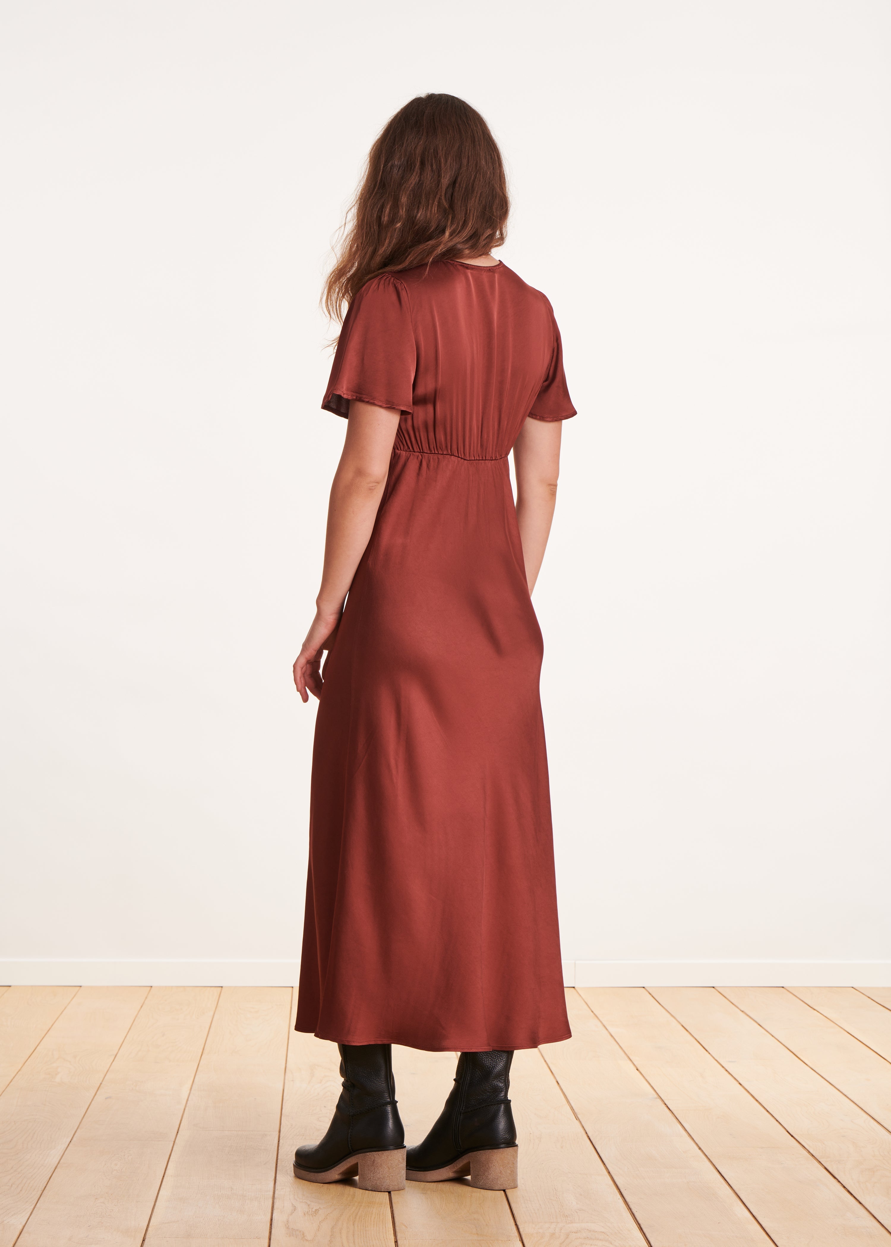 Robe longue cintrée fluide bordeaux à manches courtes