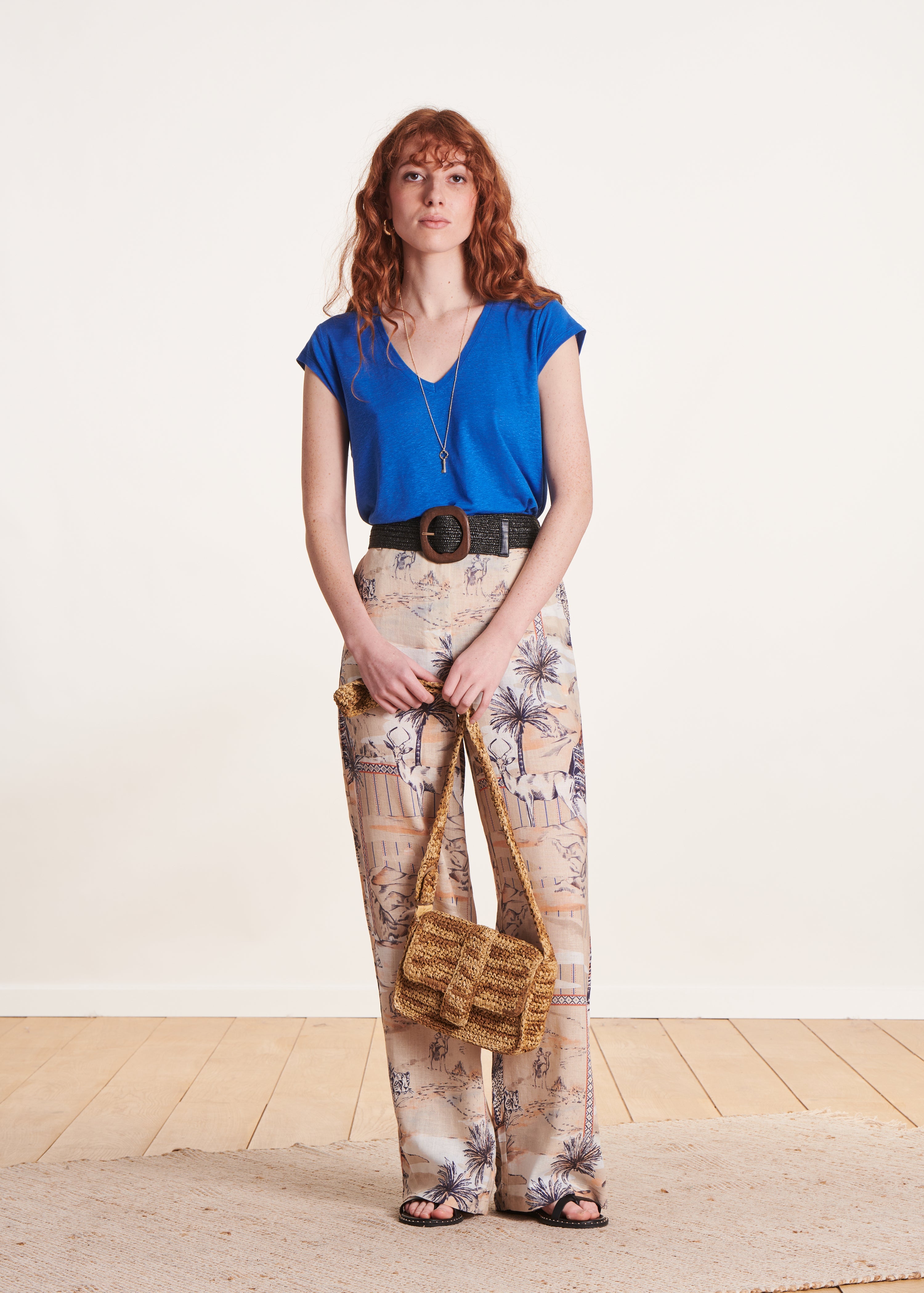 T-shirt bleu roi col V en lyocell lin