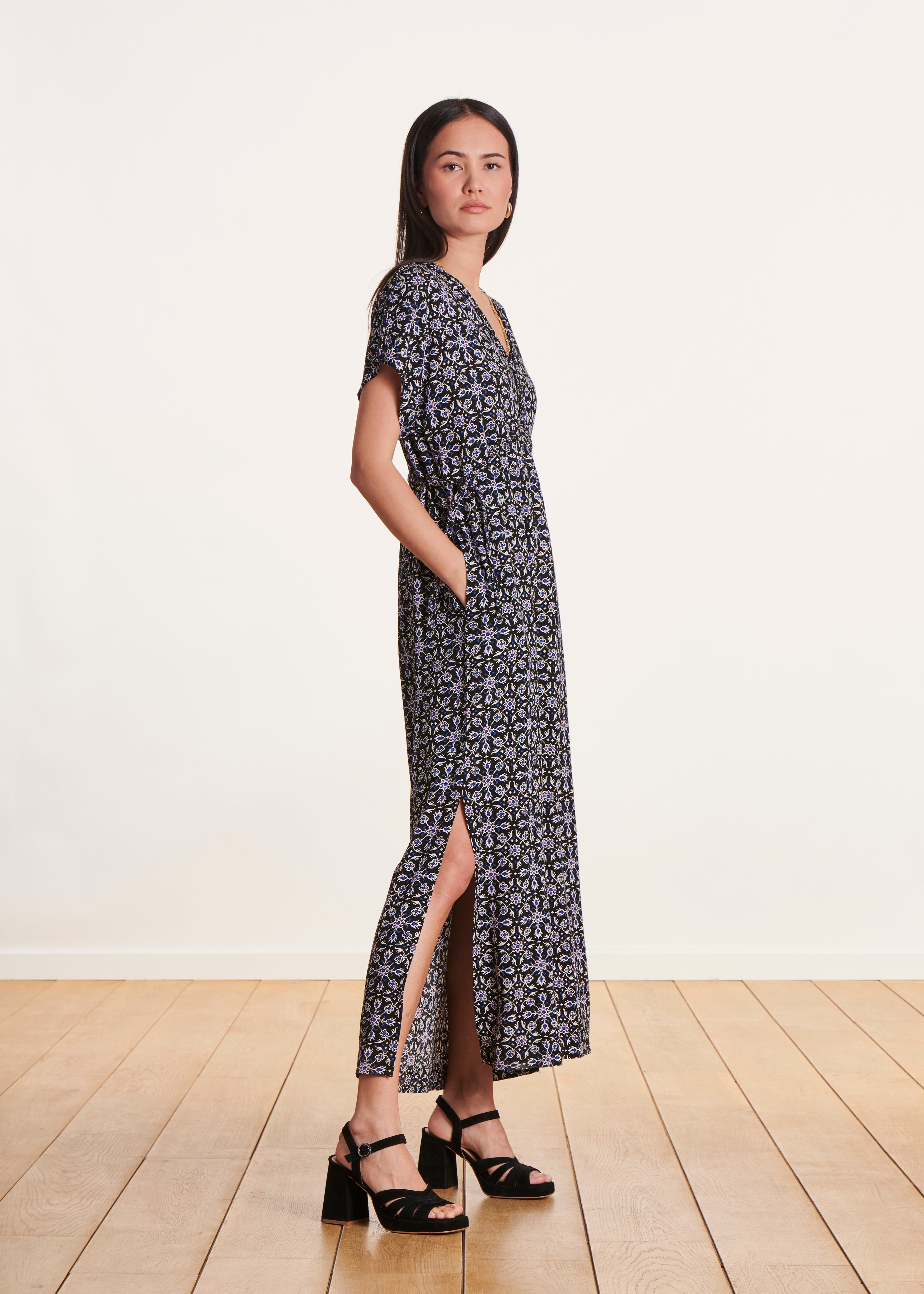 Robe longue cintrée noire à imprimé