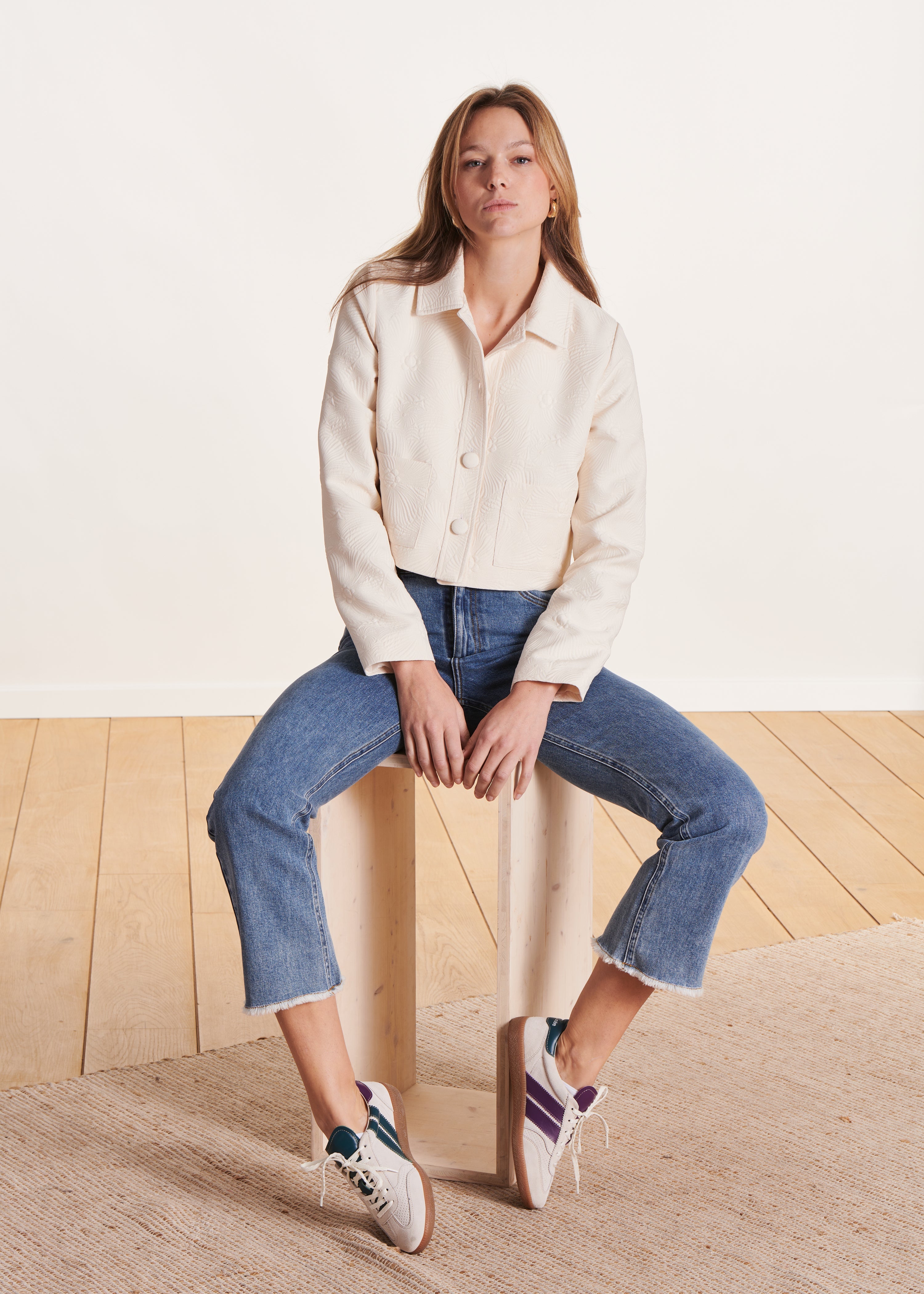 Veste courte en jacquard écru à col chemise