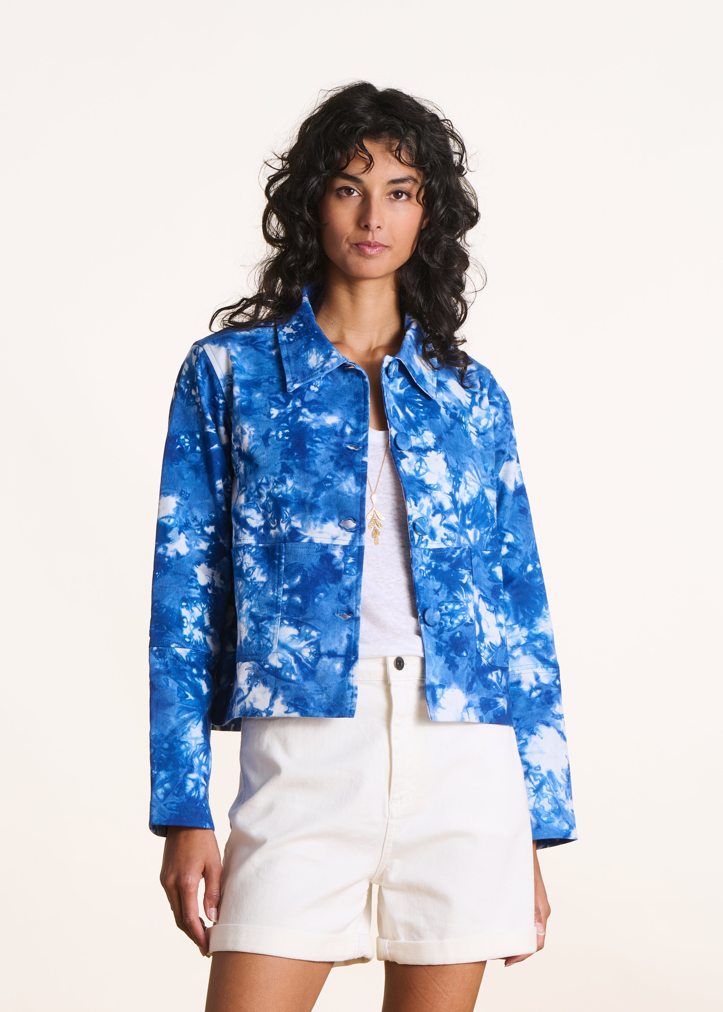 Veste courte en coton bleue à imprimé tie & dye