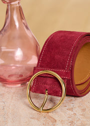 Ceinture en croûte de cuir bordeaux avec surpiqûres