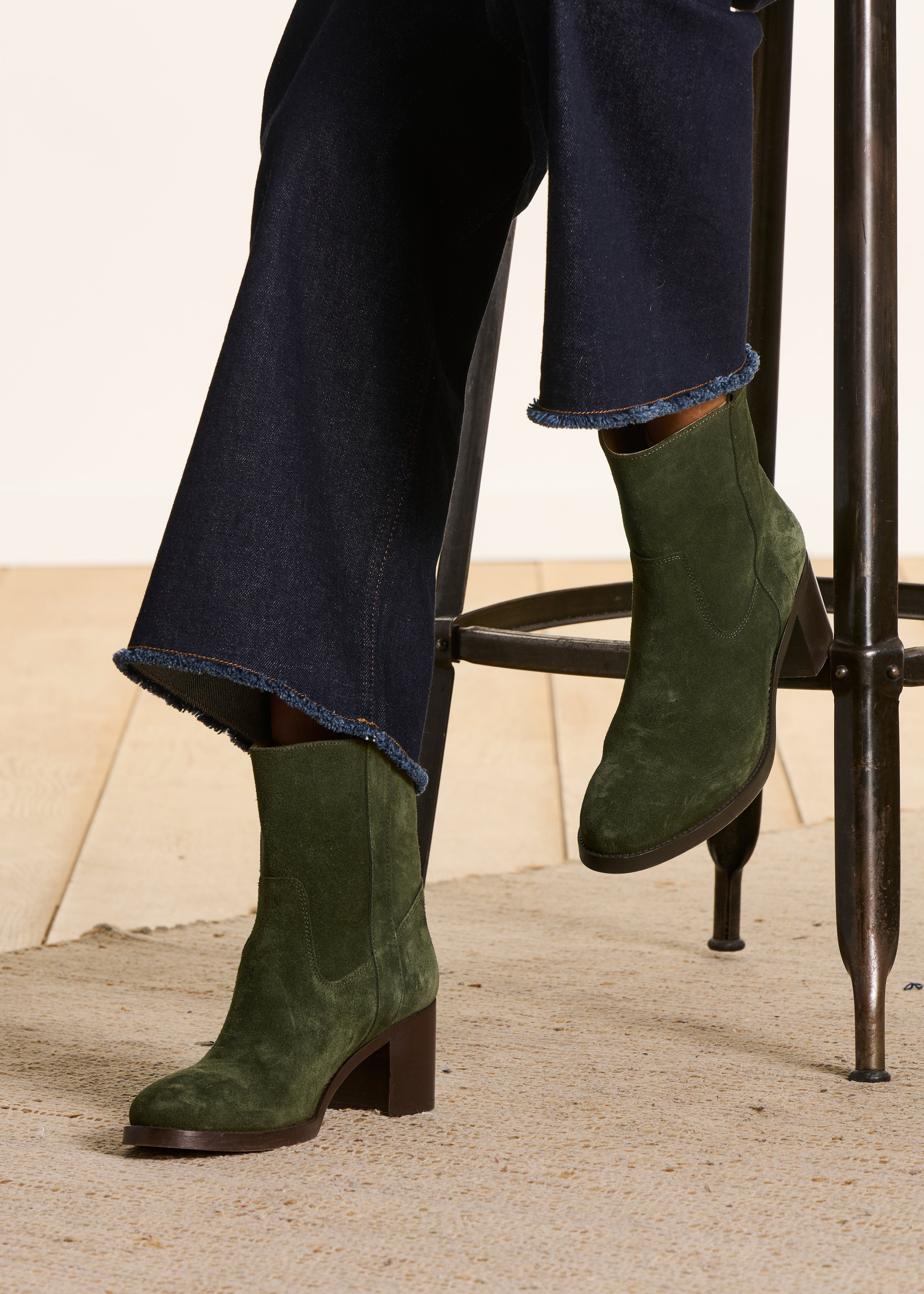 Bottines à talons en croûte de cuir kaki