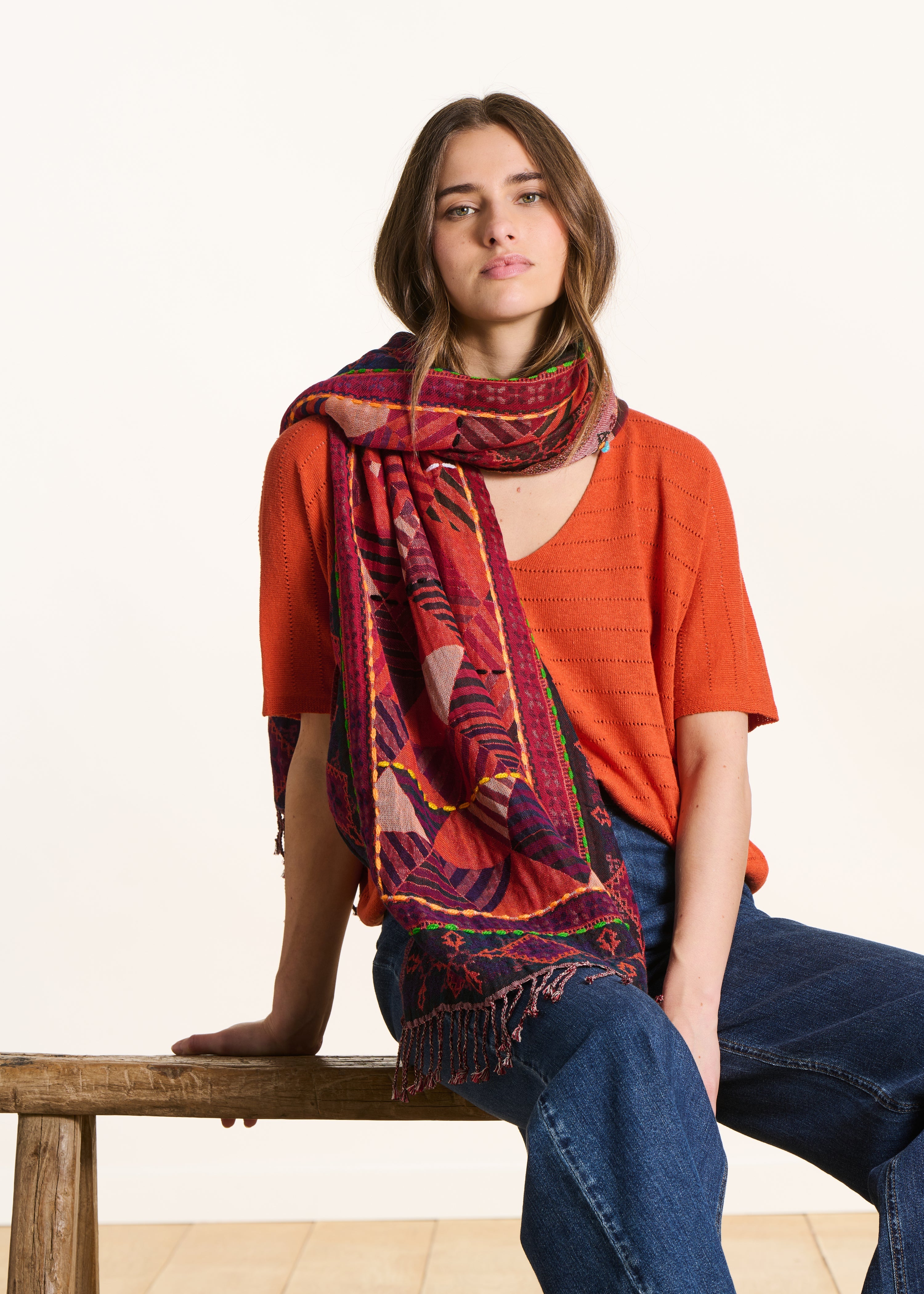 Écharpe rouge en coton et laine avec broderie