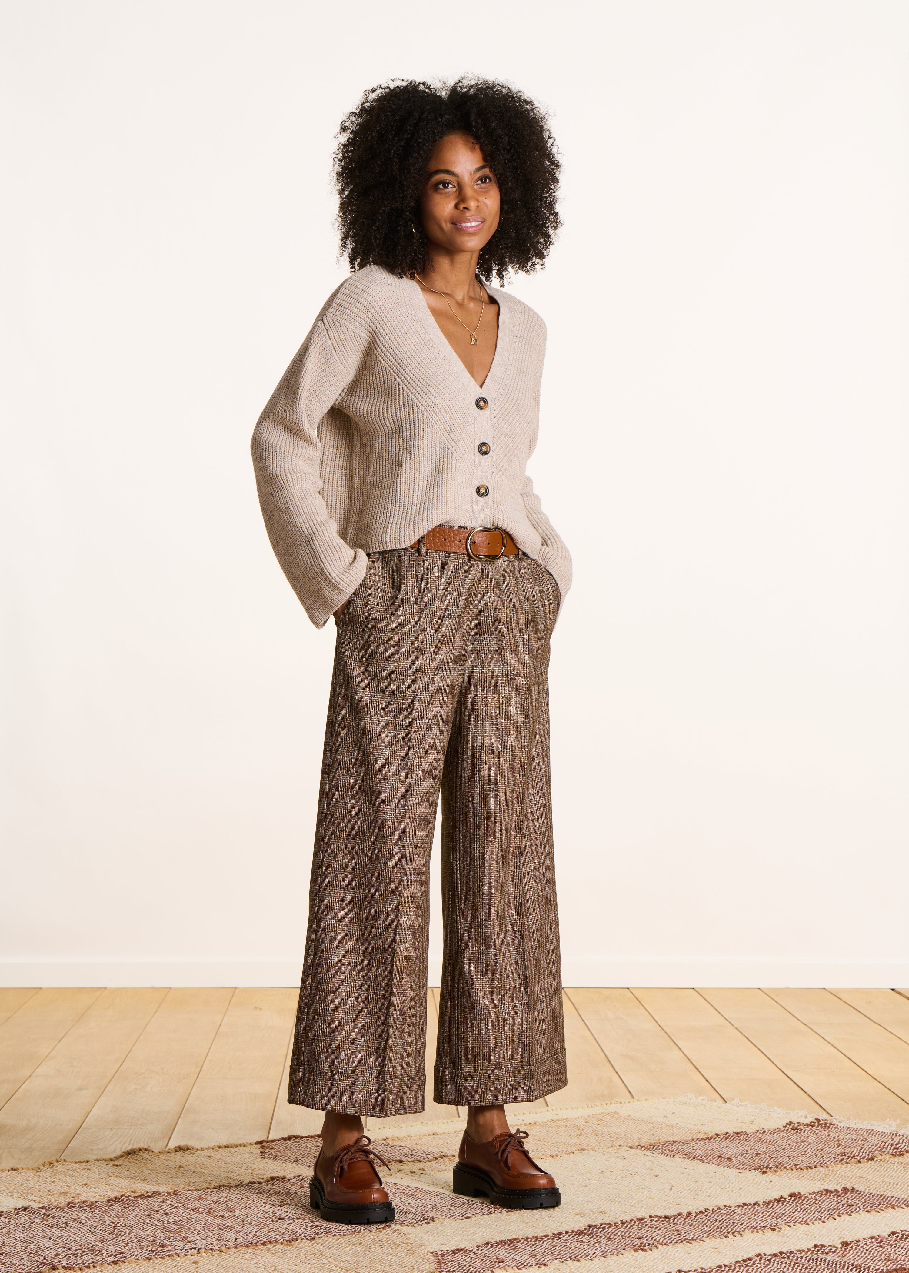 Gilet court beige en côtes perlées