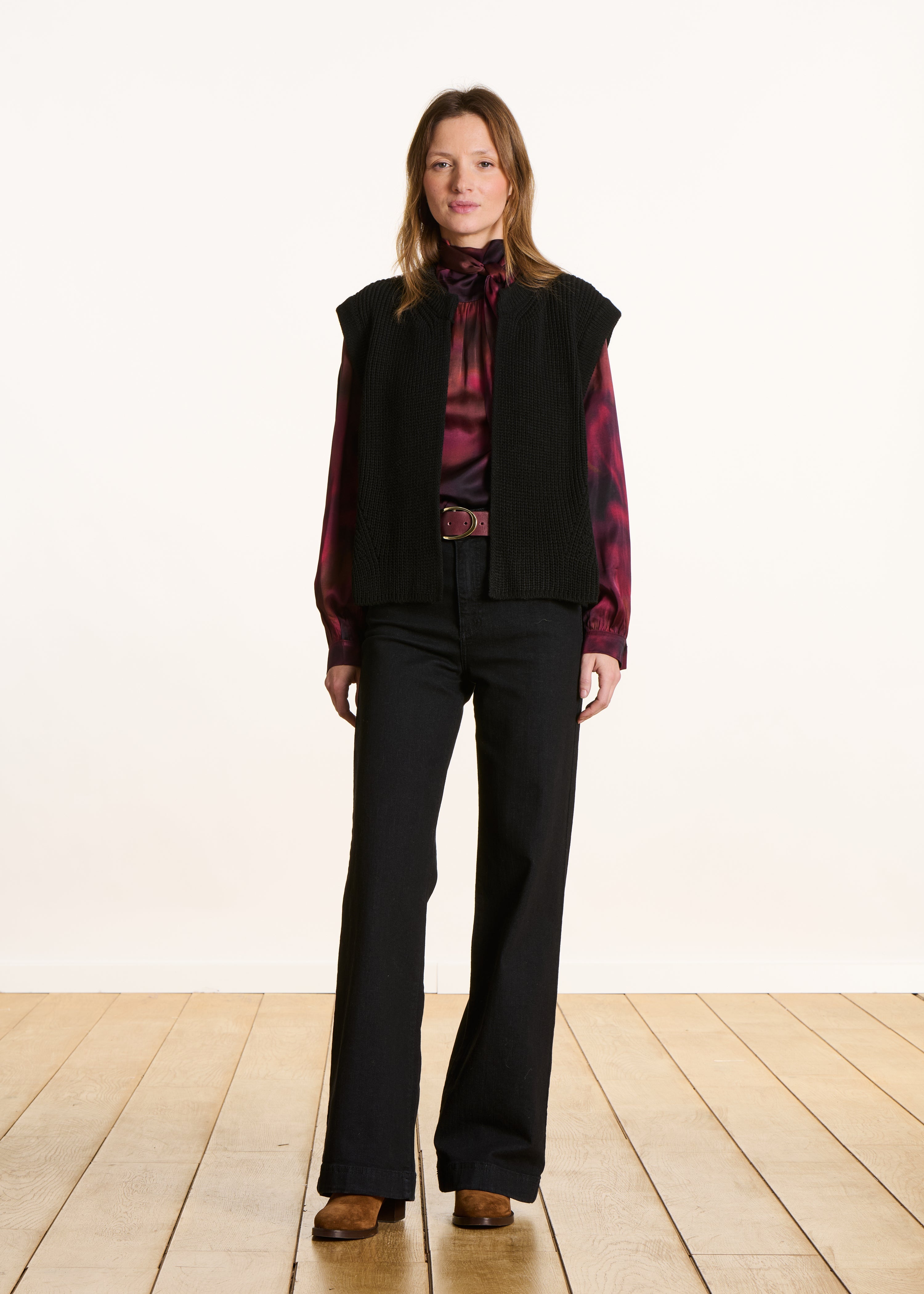 Gilet court sans manches noir en côtes perlées