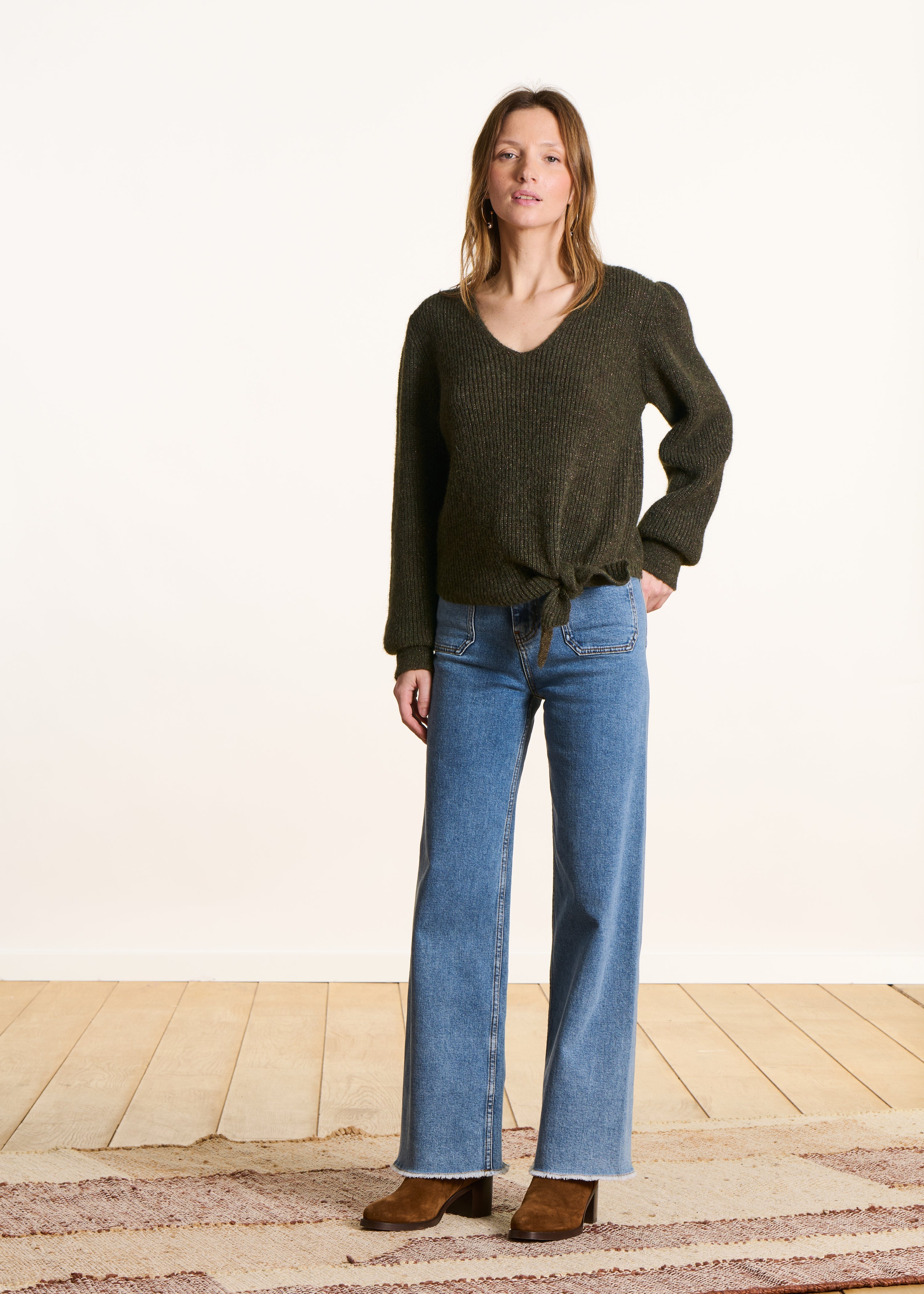 Pull court kaki en maille irisée manches longues col V