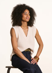 Pull écru sans manches col V