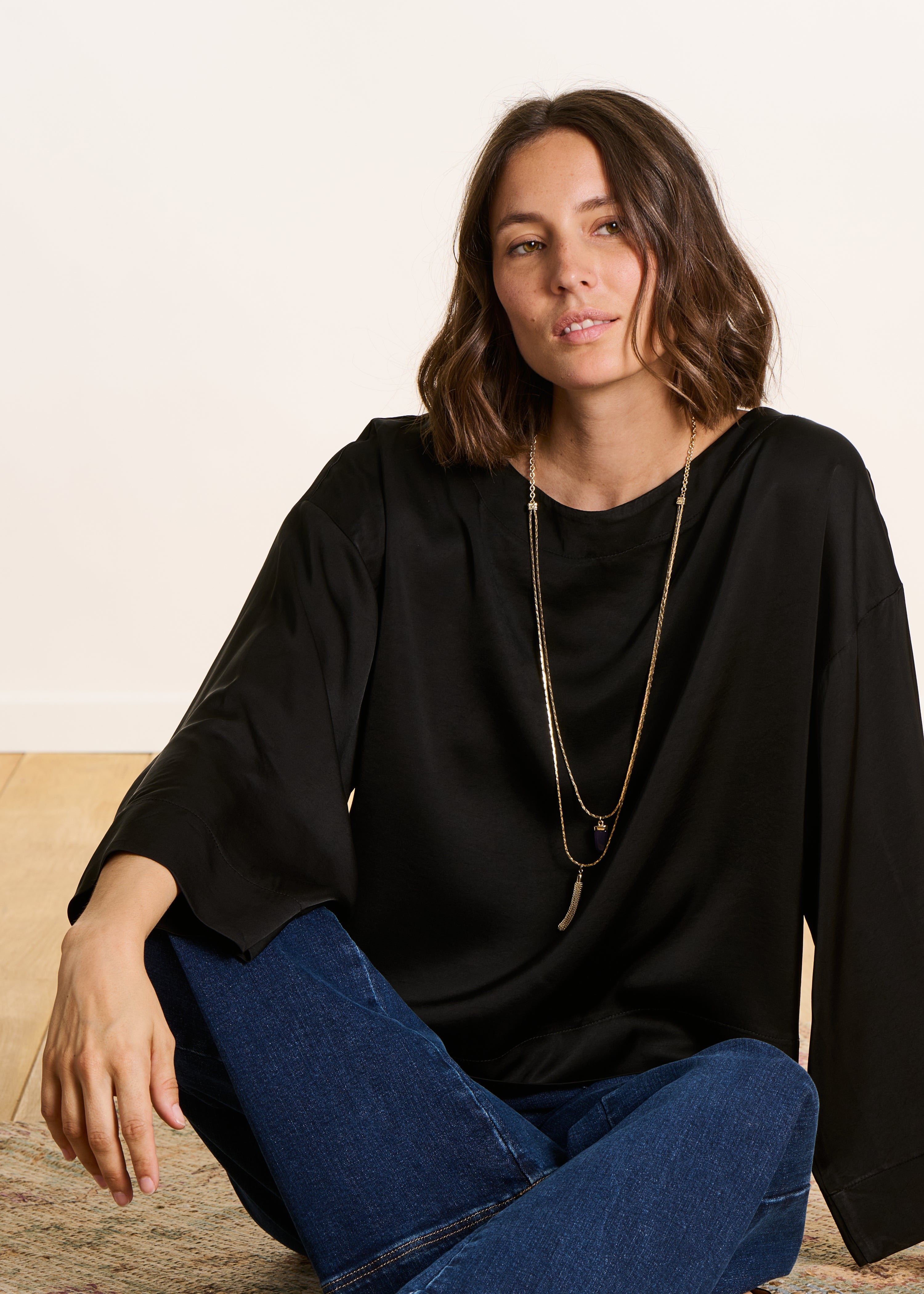 Top noir ample en satin manches longues