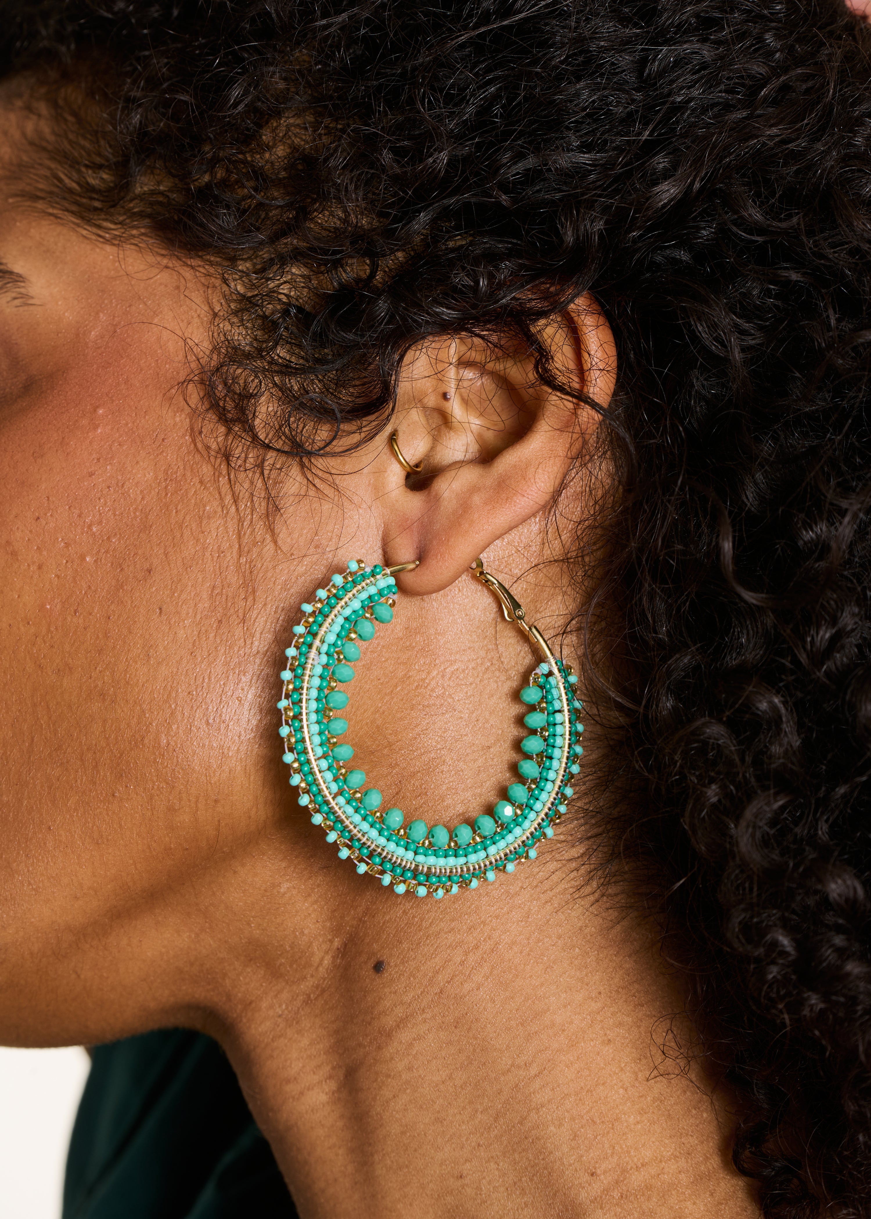 Boucles d'oreille créoles en perles vertes