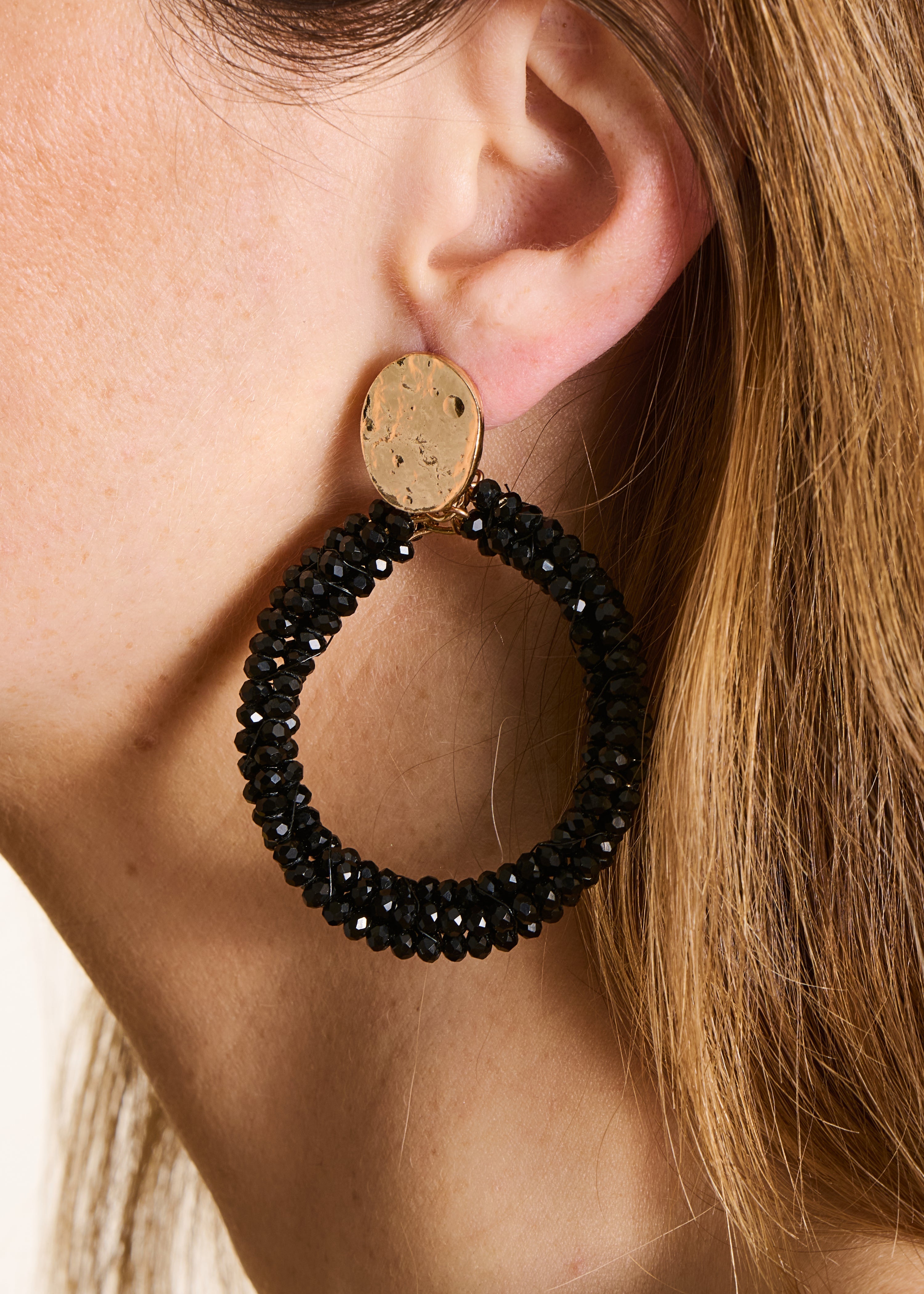 Boucles d'oreilles pendantes en perles noires