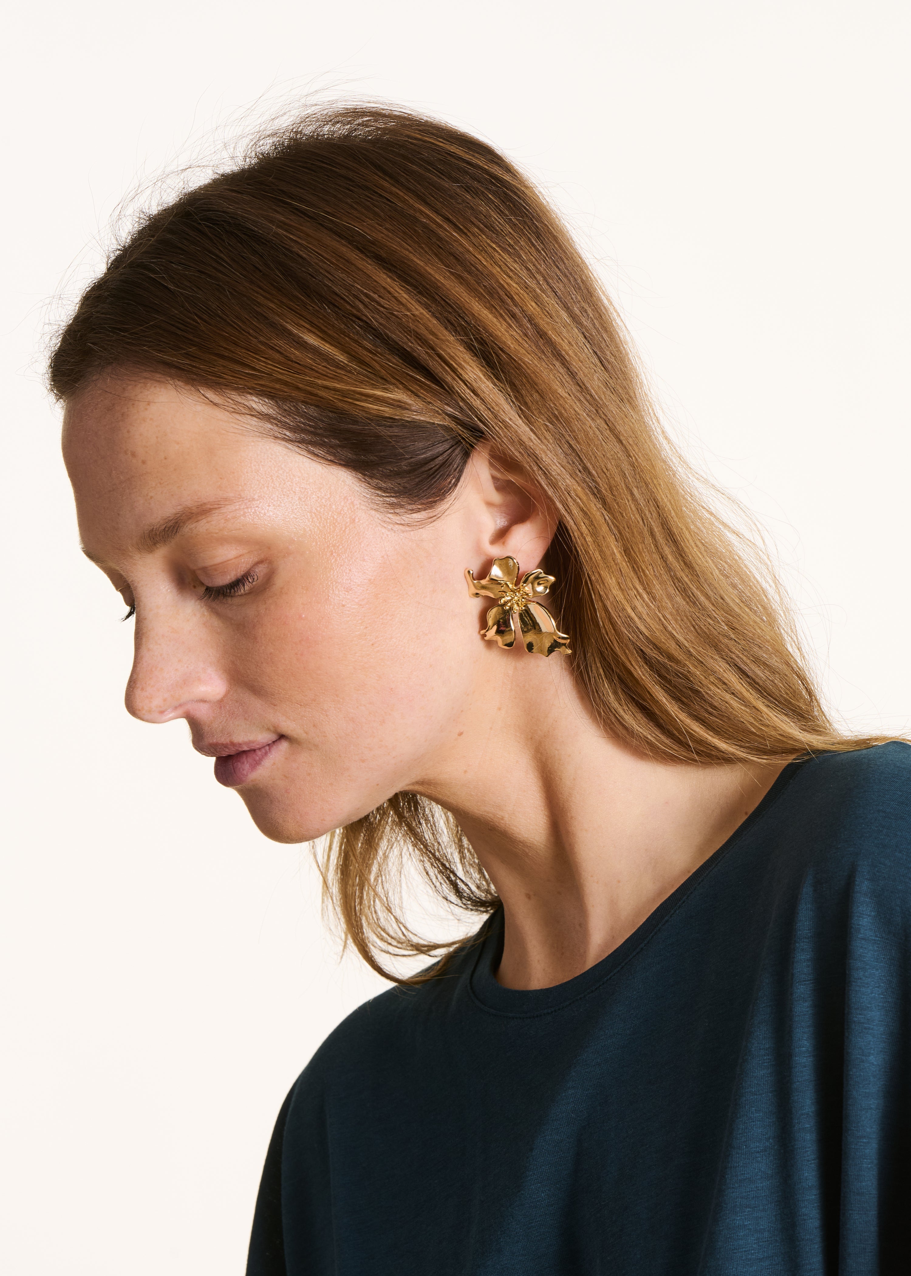 Boucles d'oreilles fleur pendantes dorées
