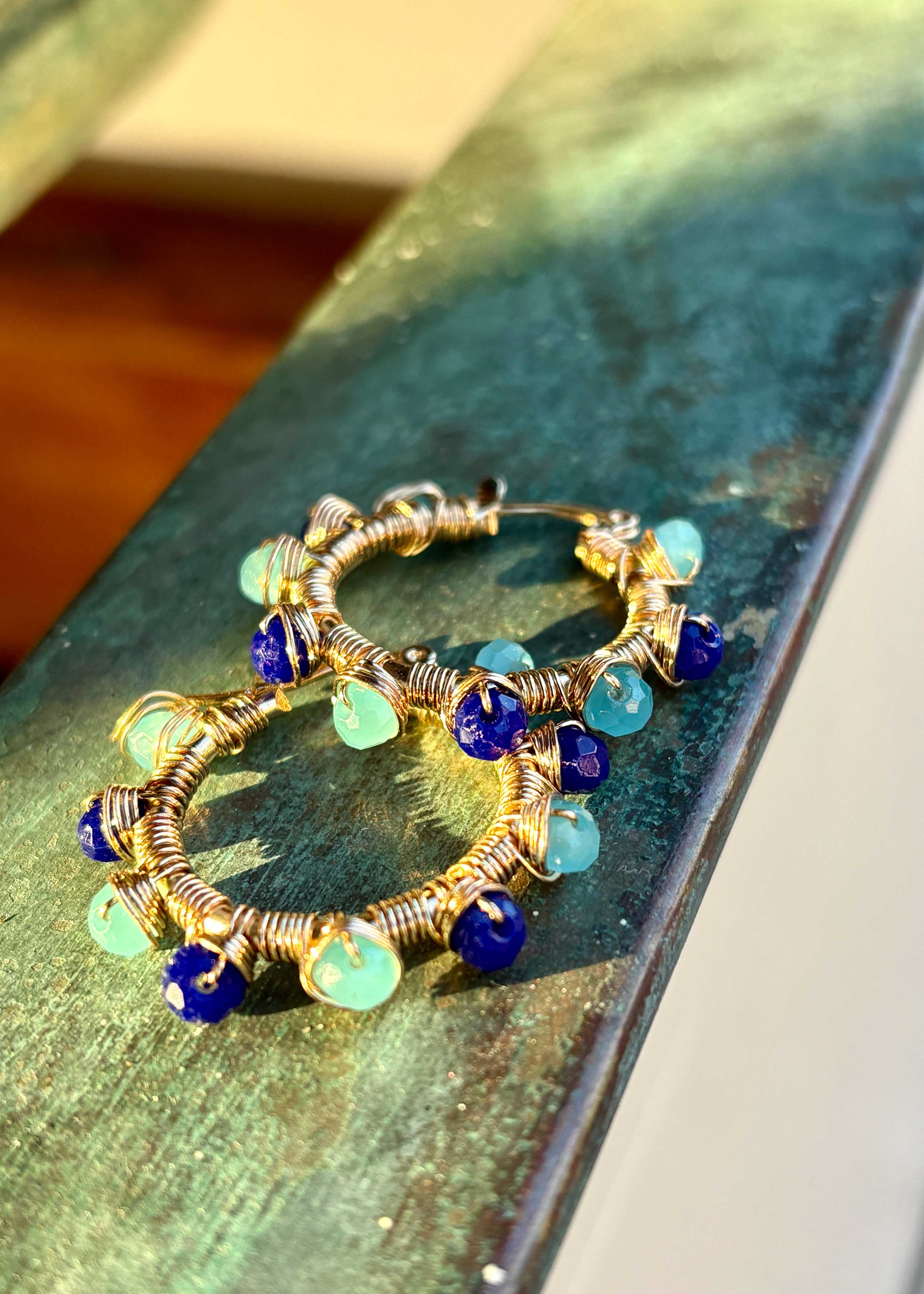 Boucles d'oreilles créoles à perles bleues