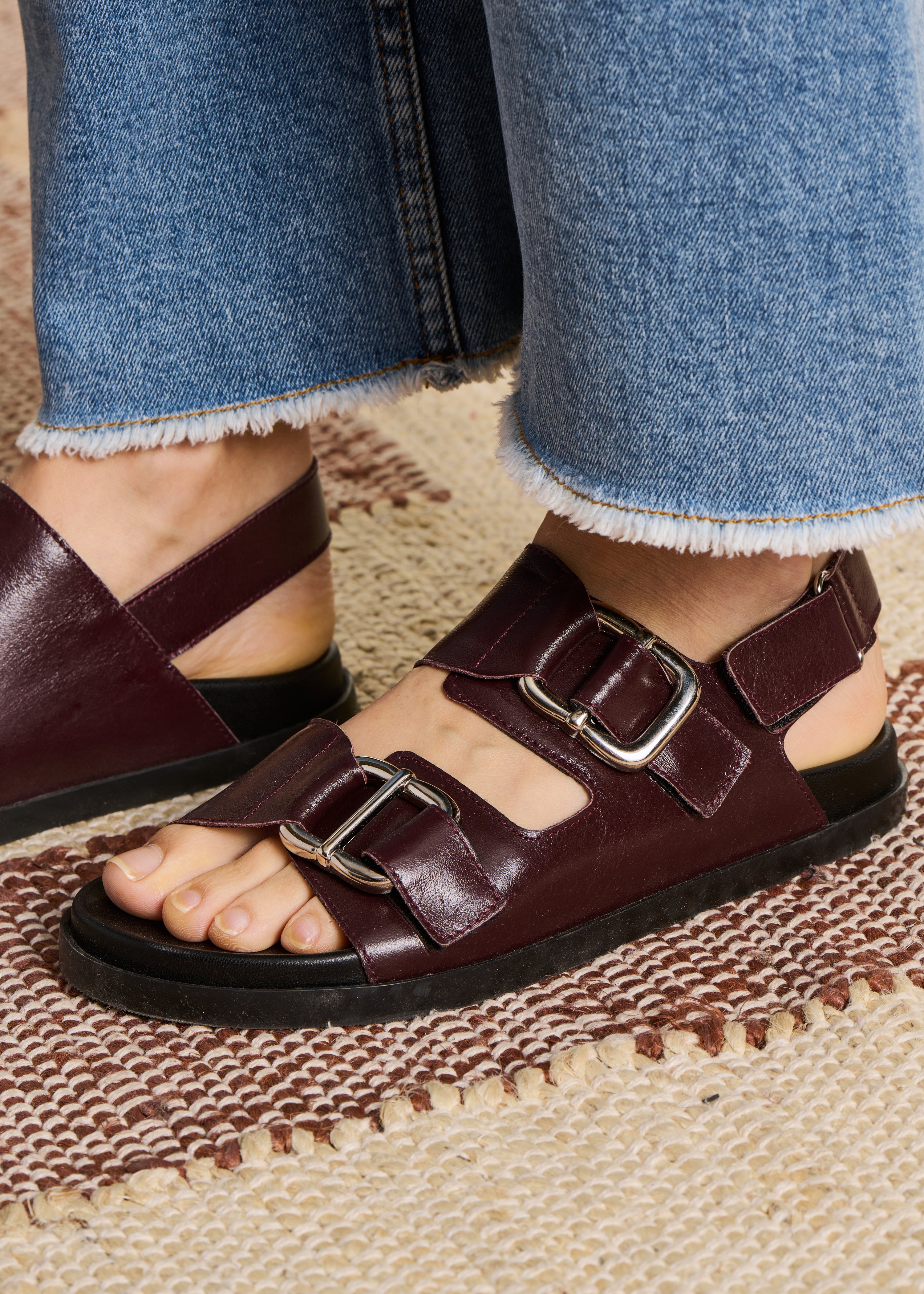 Sandales plates en cuir bordeaux