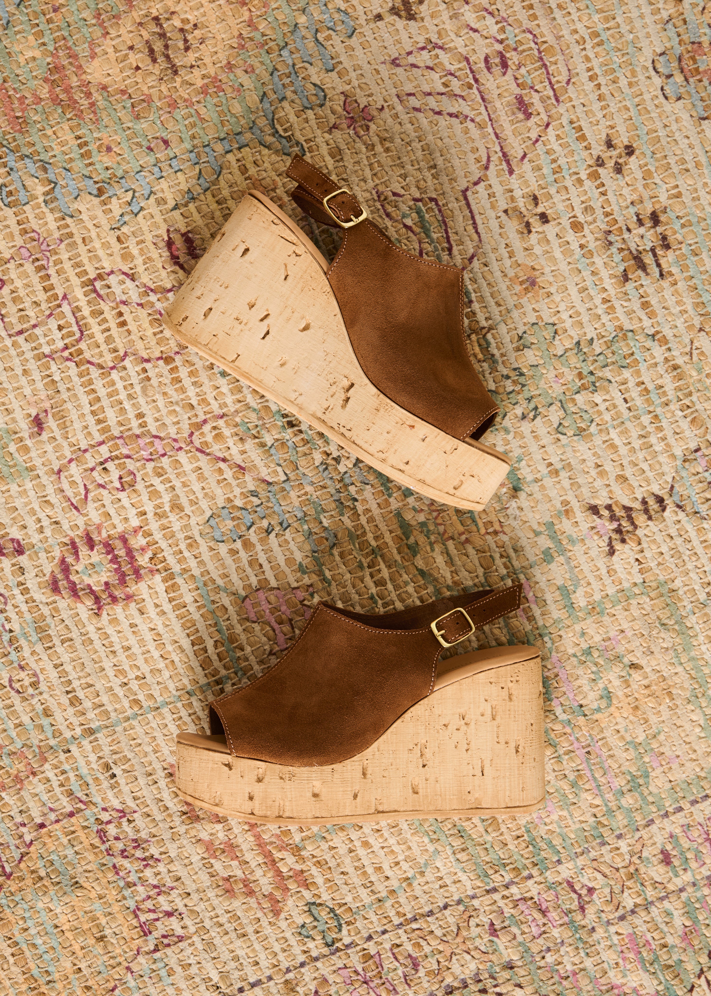 Escarpins marron ouverts à talons compensés