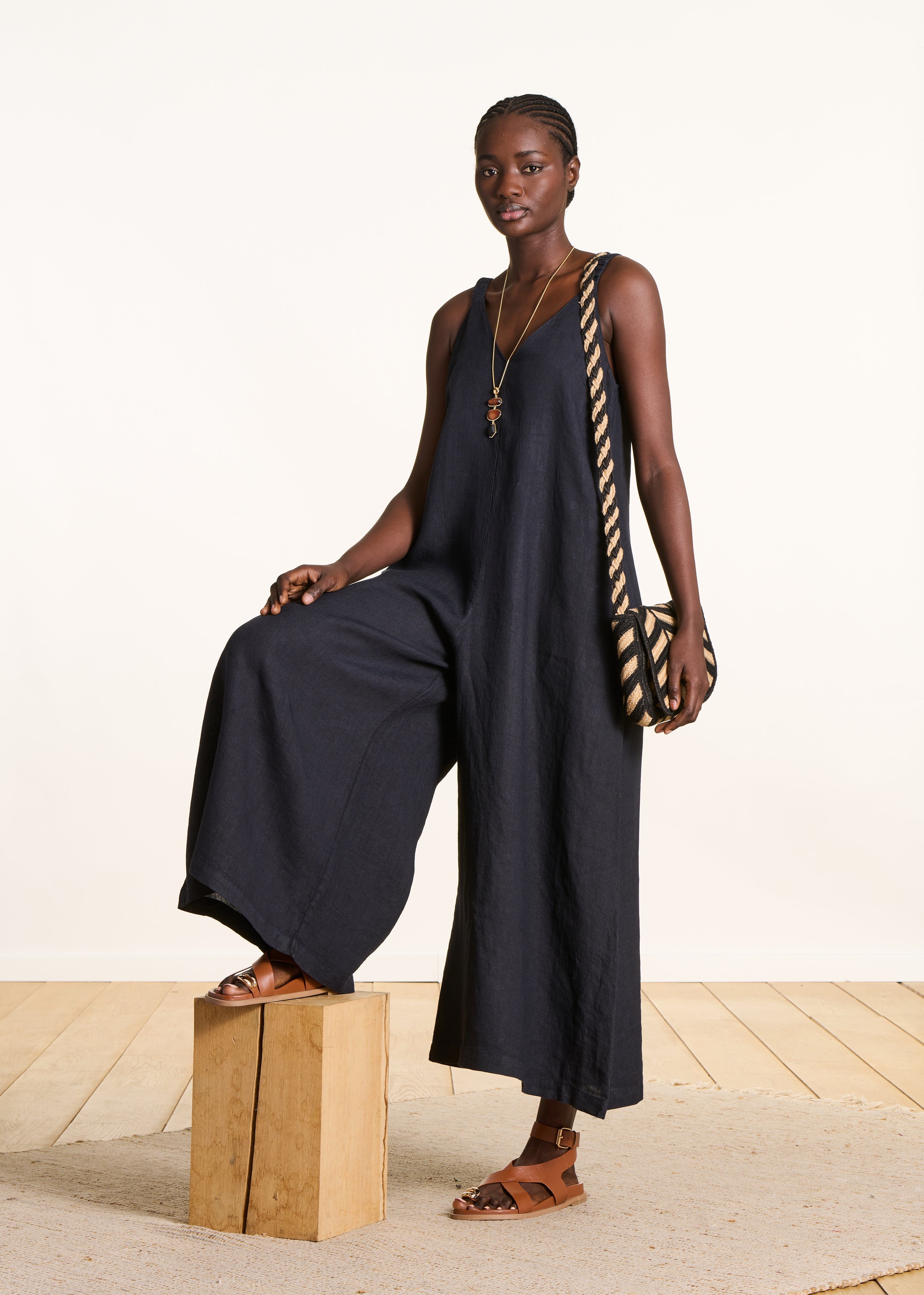 Combinaison bleu foncé en lin à bretelles élastiques