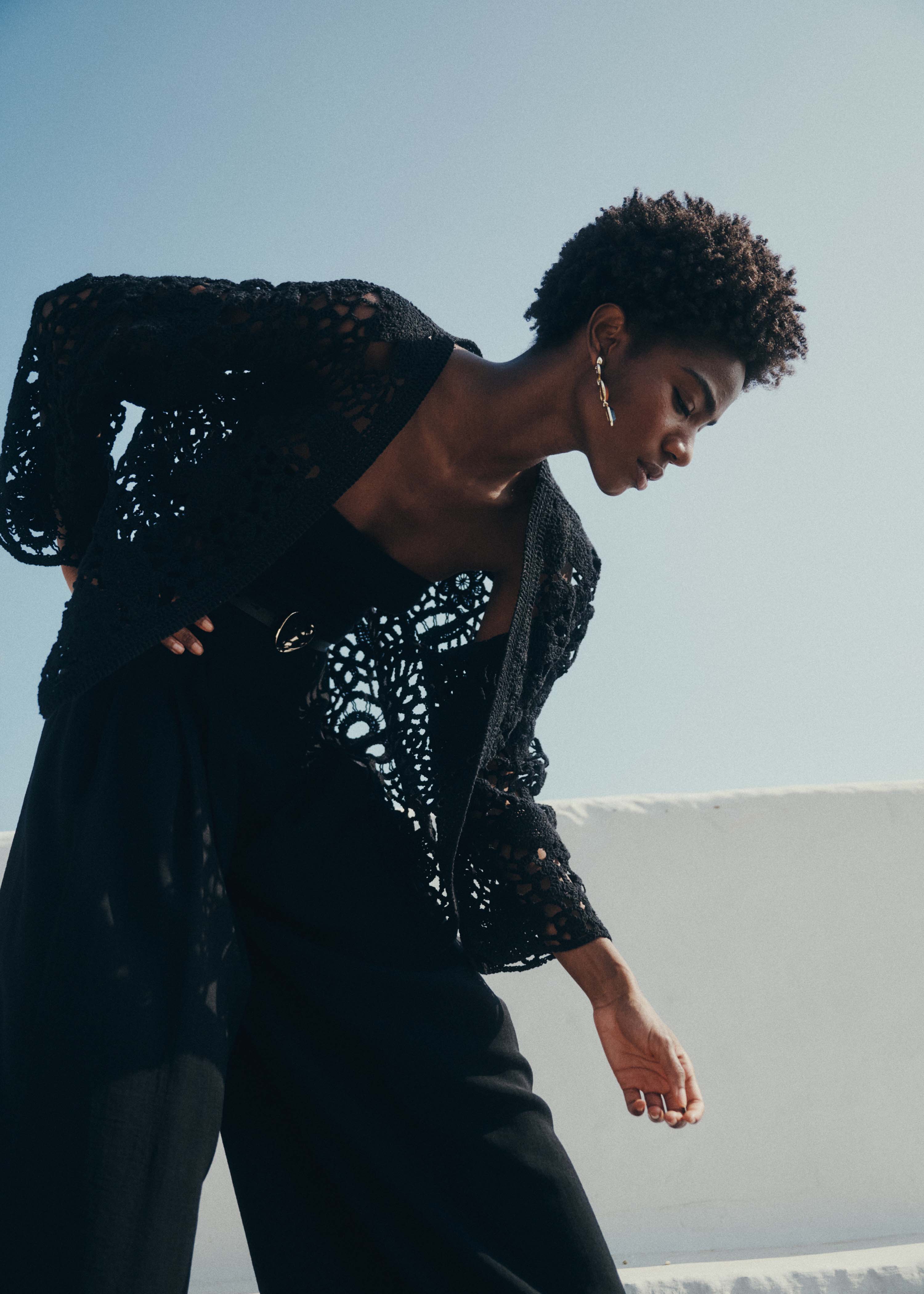 Gilet court ouvert en maille crochet noir