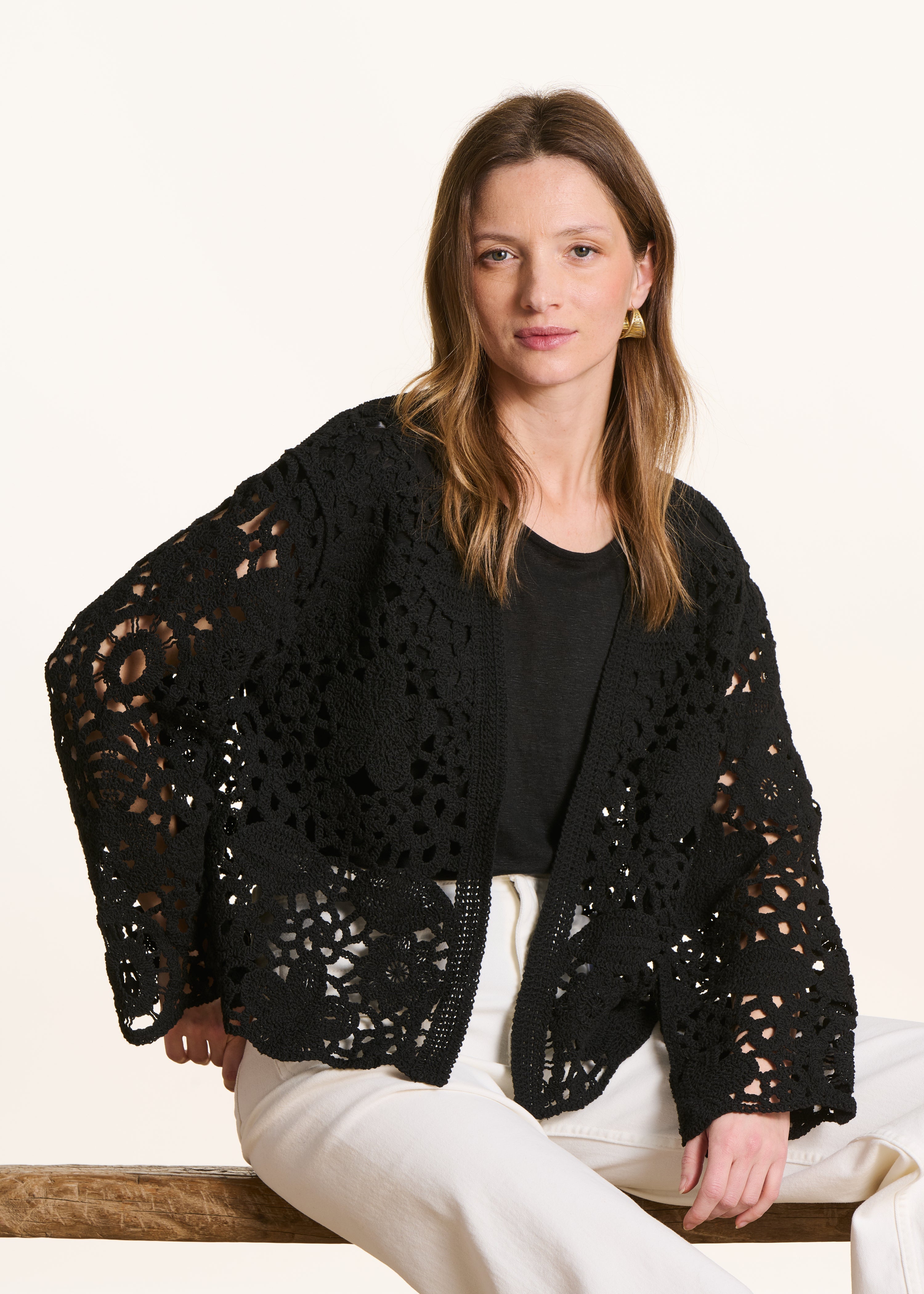 Gilet court ouvert en maille crochet noir