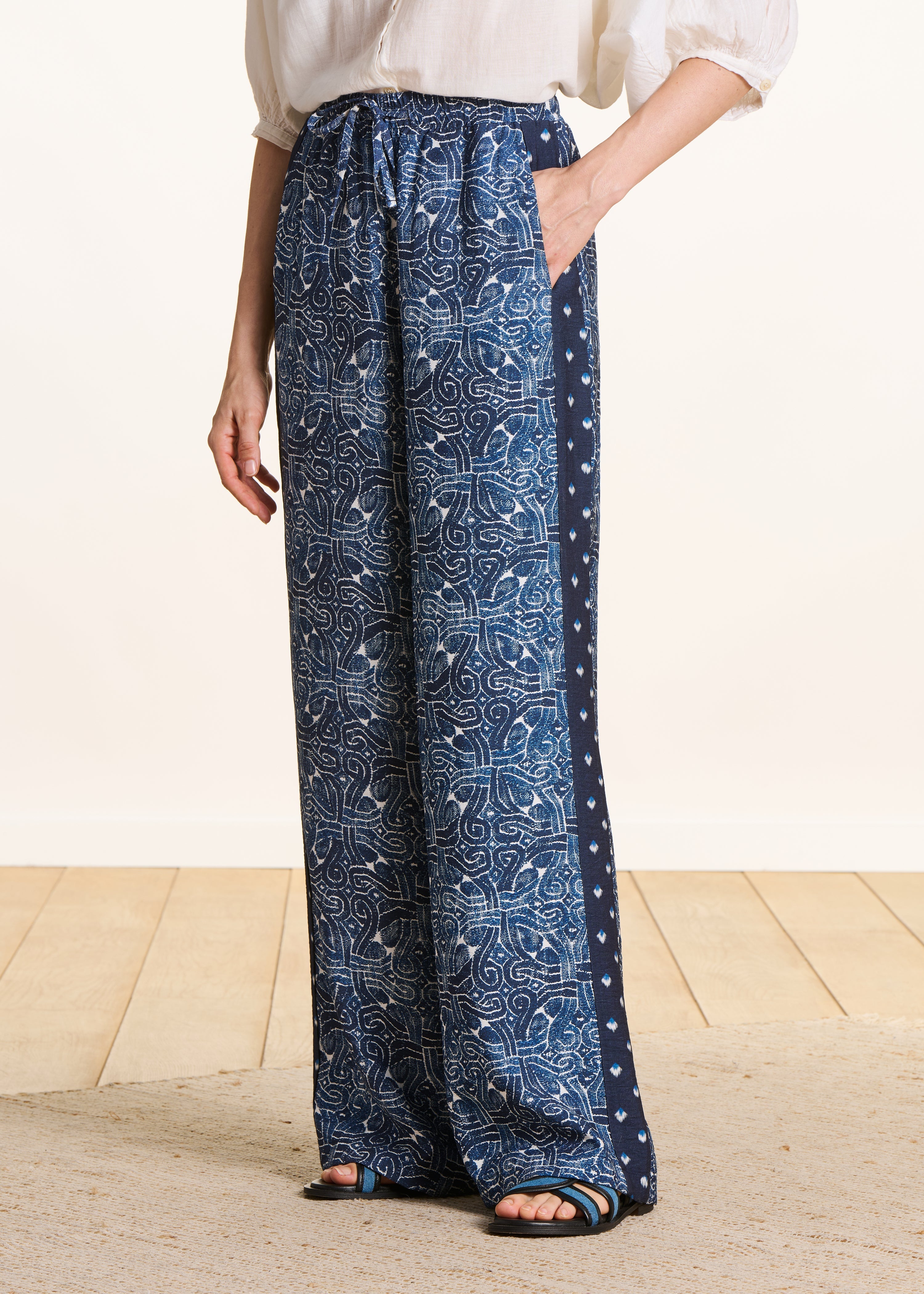 Pantalon large bleu patchwork imprimés