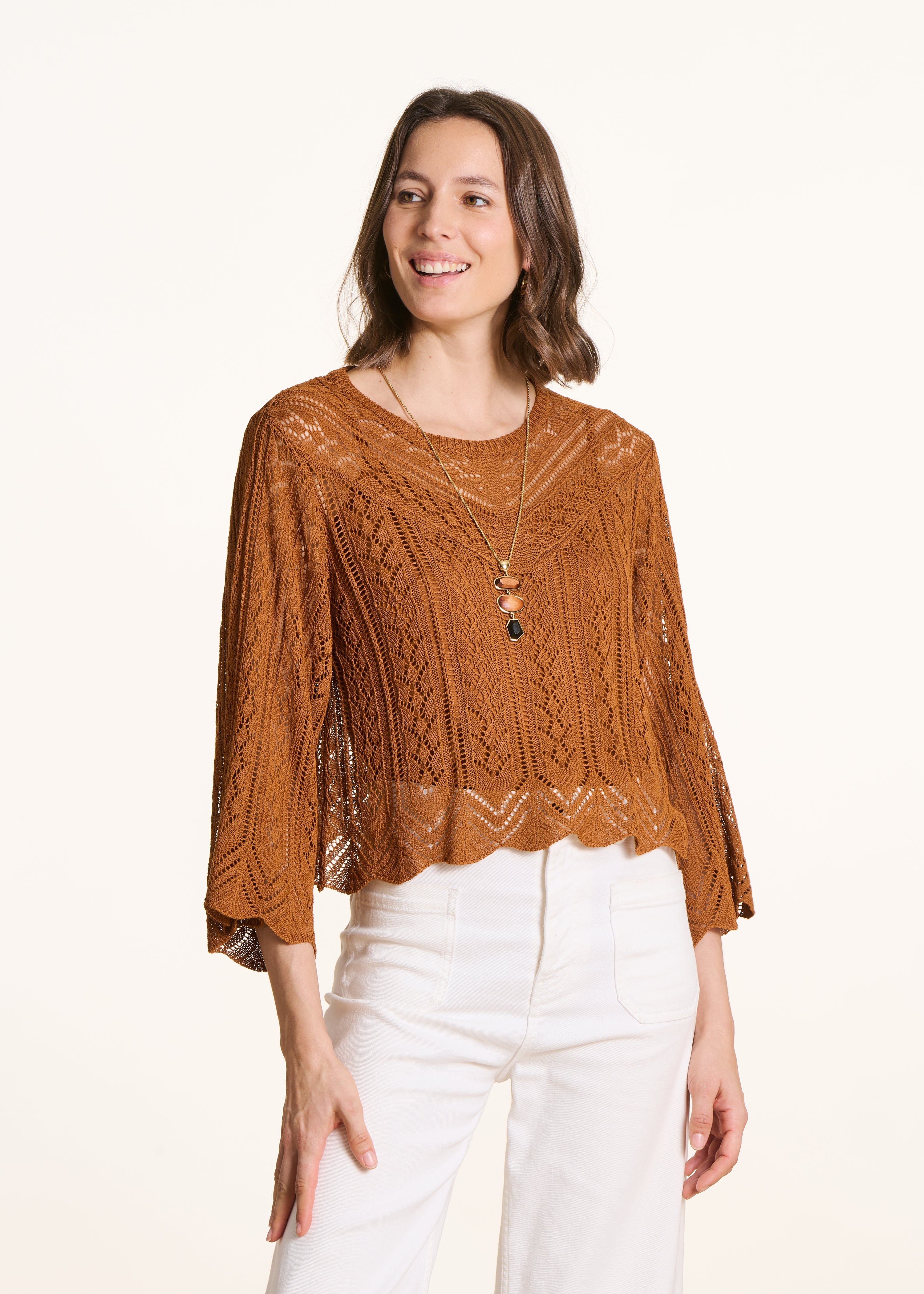 Pull court marron en maille fine ajourée