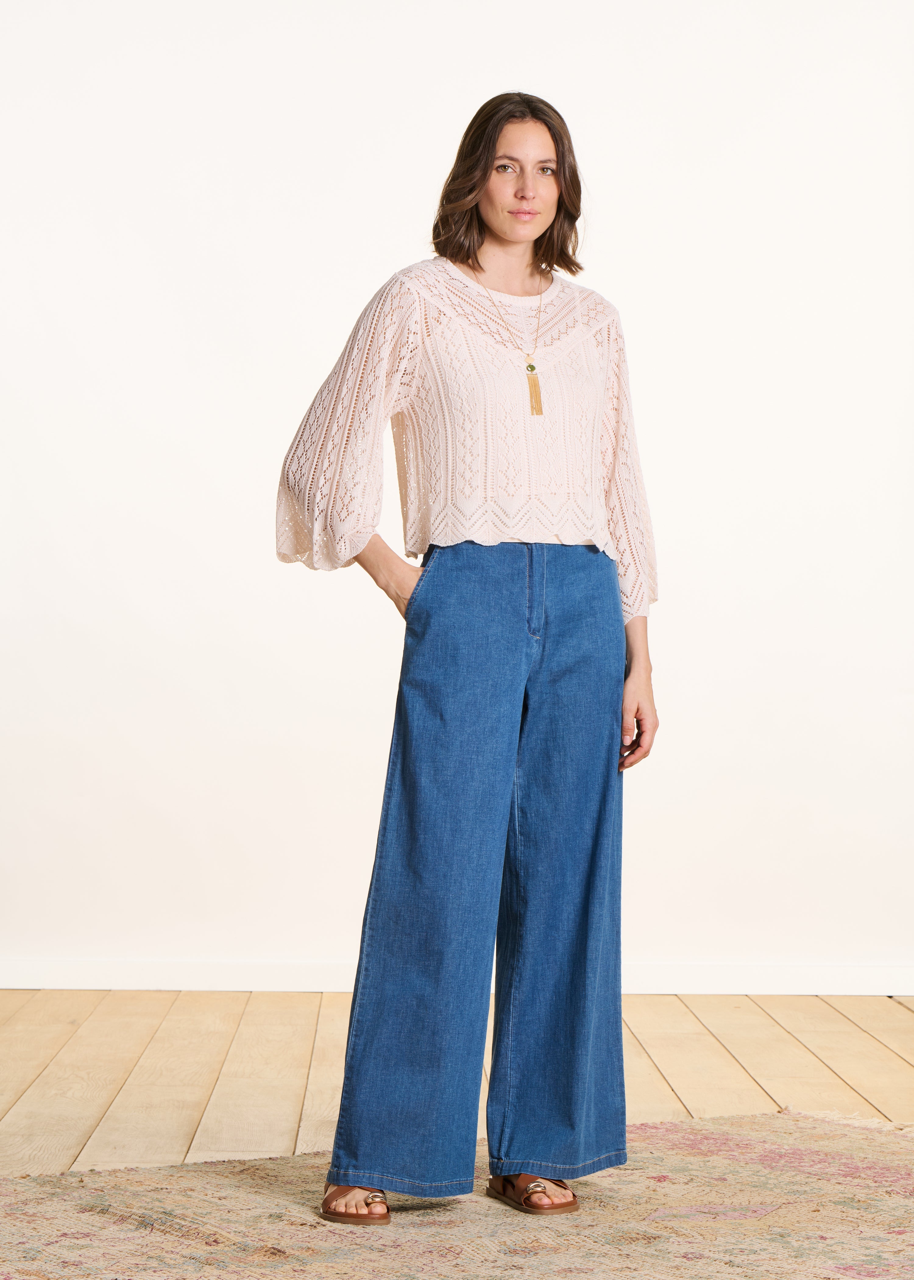 Pull court écru en maille fine ajourée