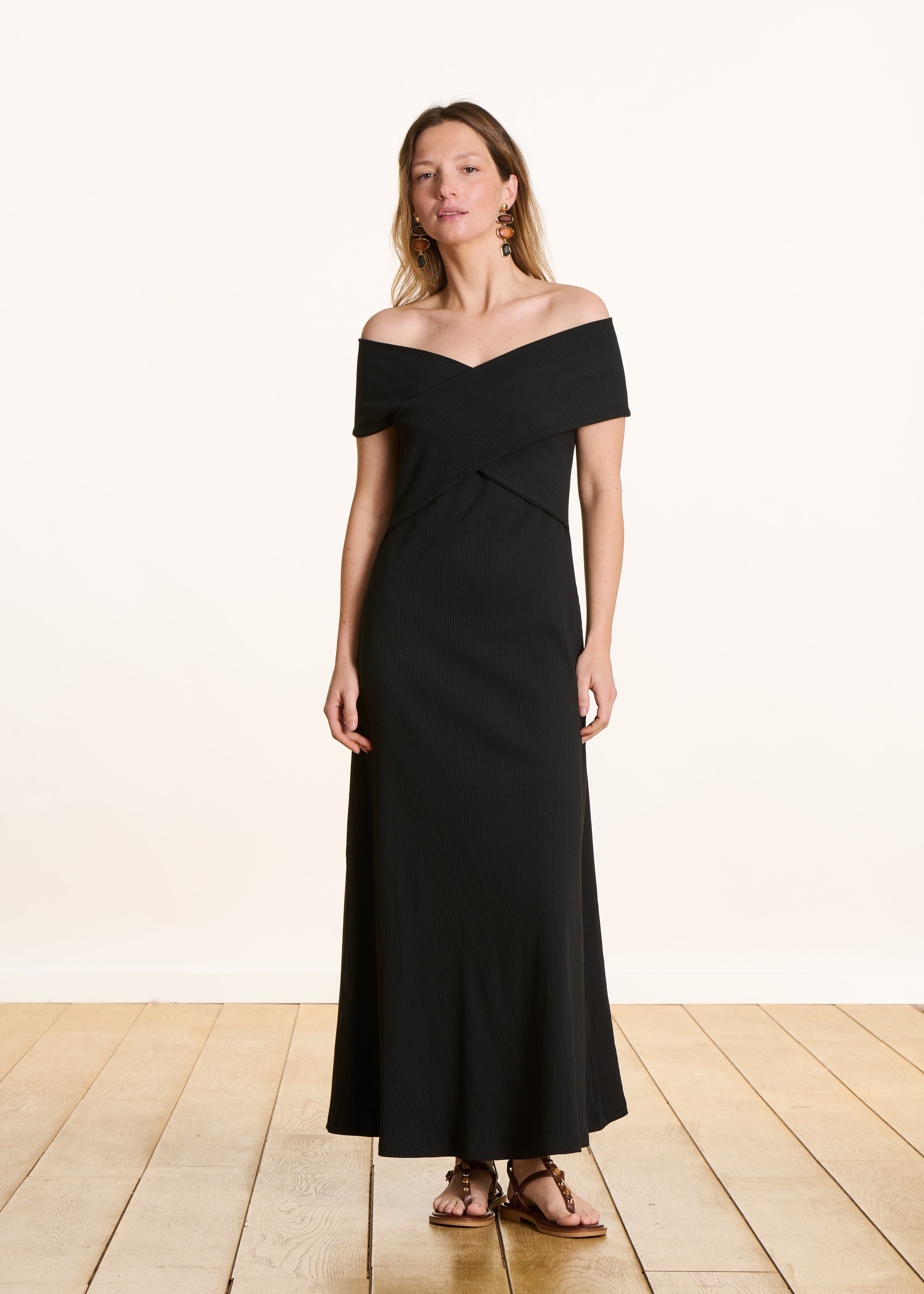 Robe midi noire cintrée col bardot croisé