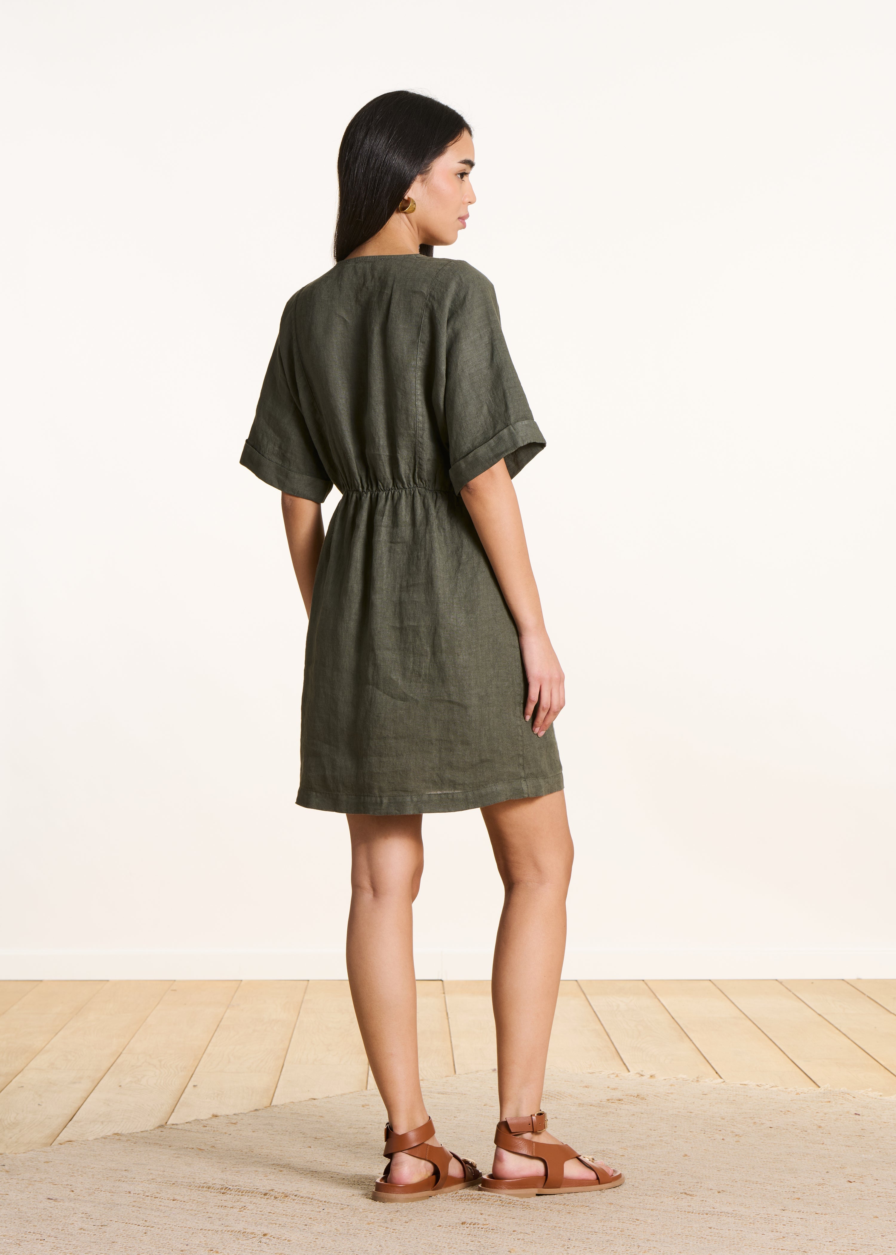 Robe courte ample kaki en lin col V