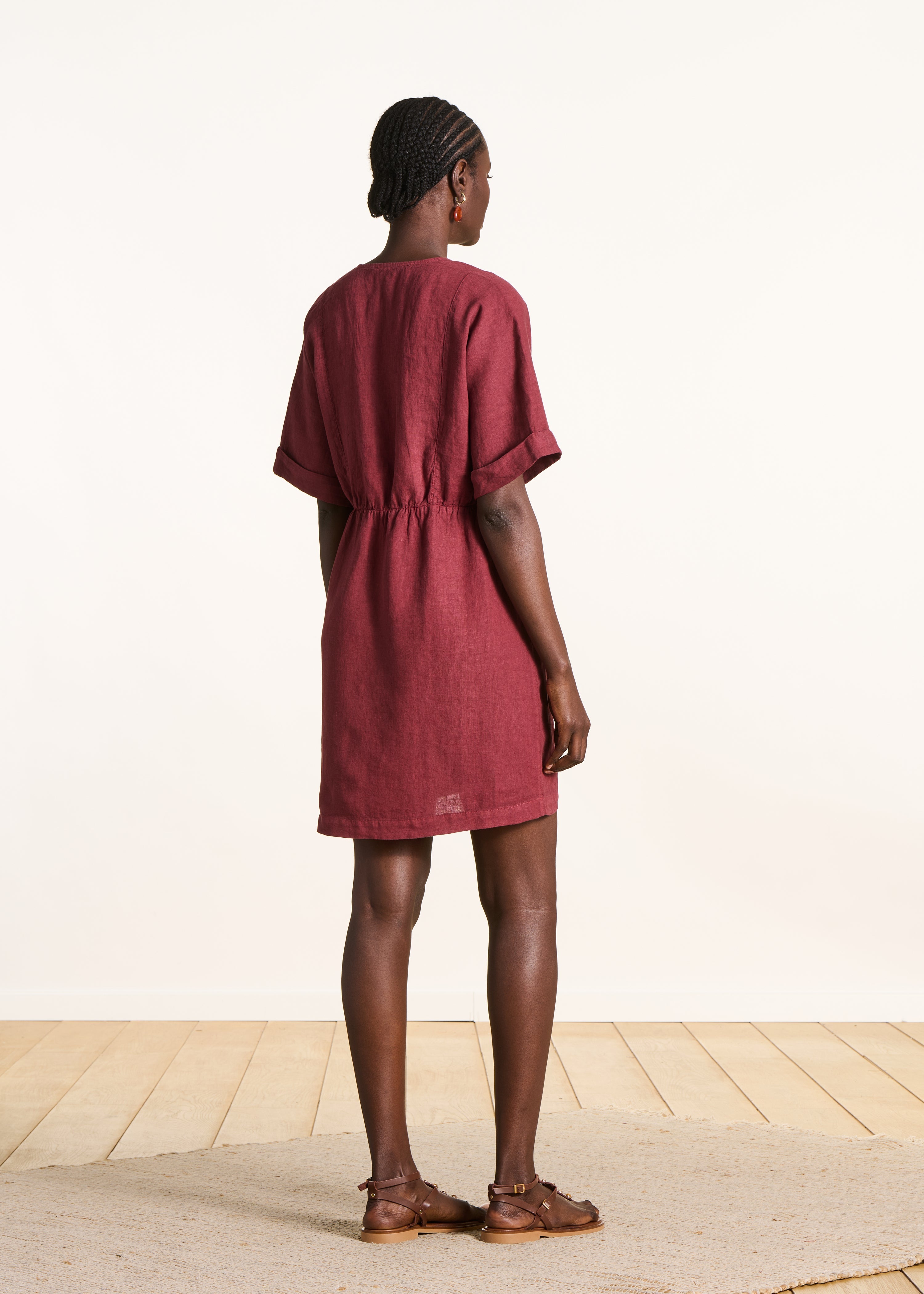 Robe courte ample bordeaux en lin col V