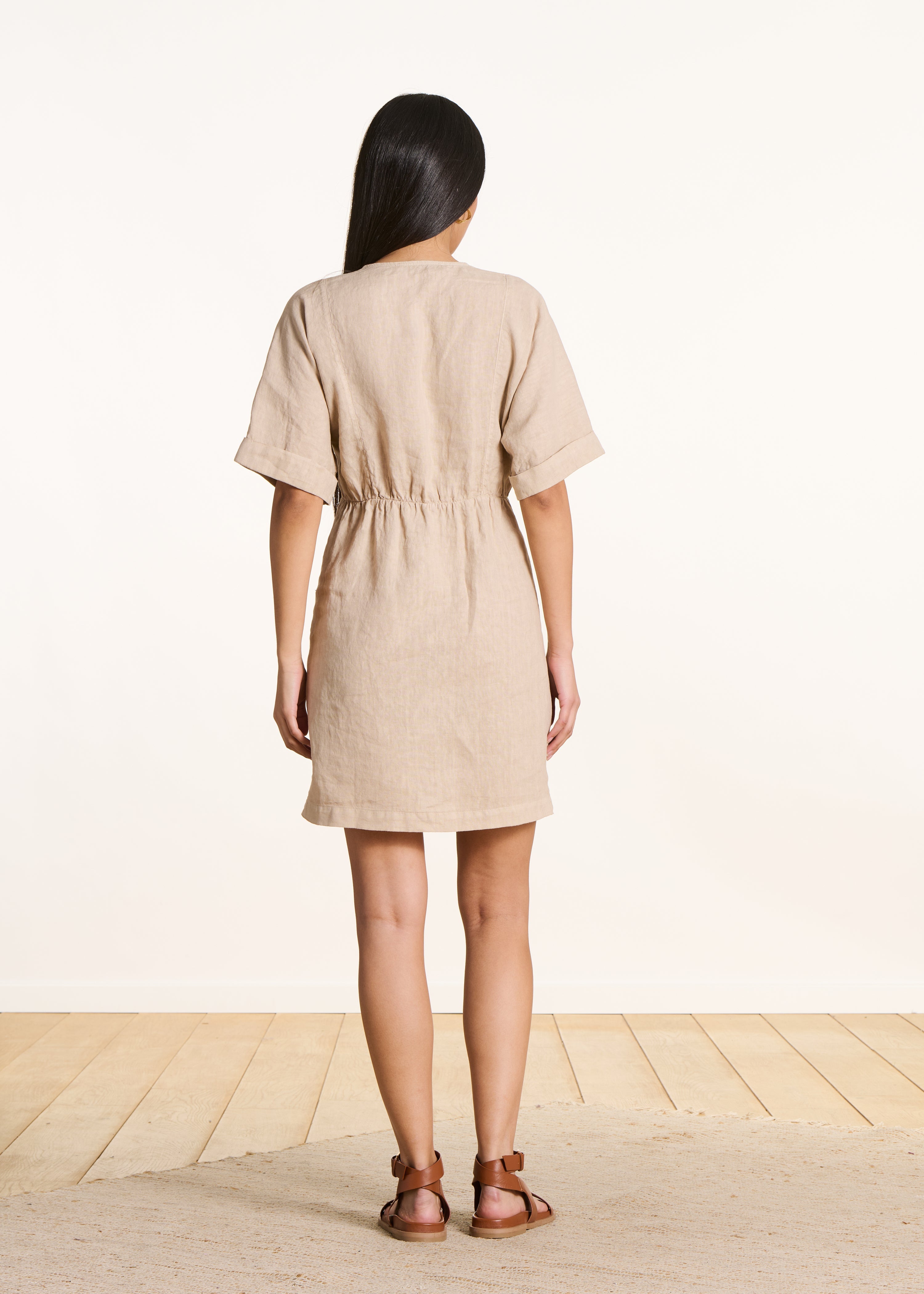 Robe courte ample beige en lin col V