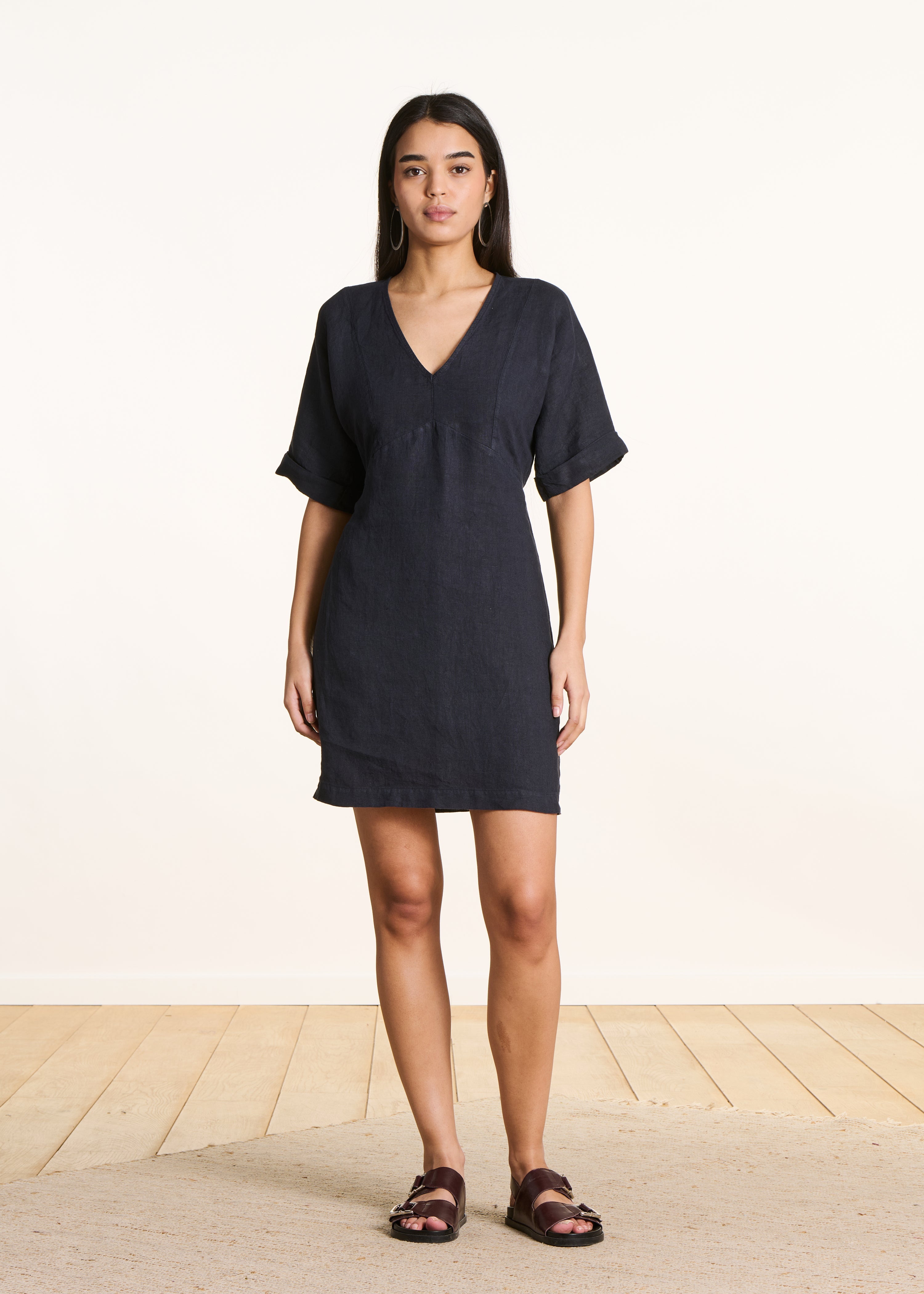 Robe courte ample bleu foncé en lin col V