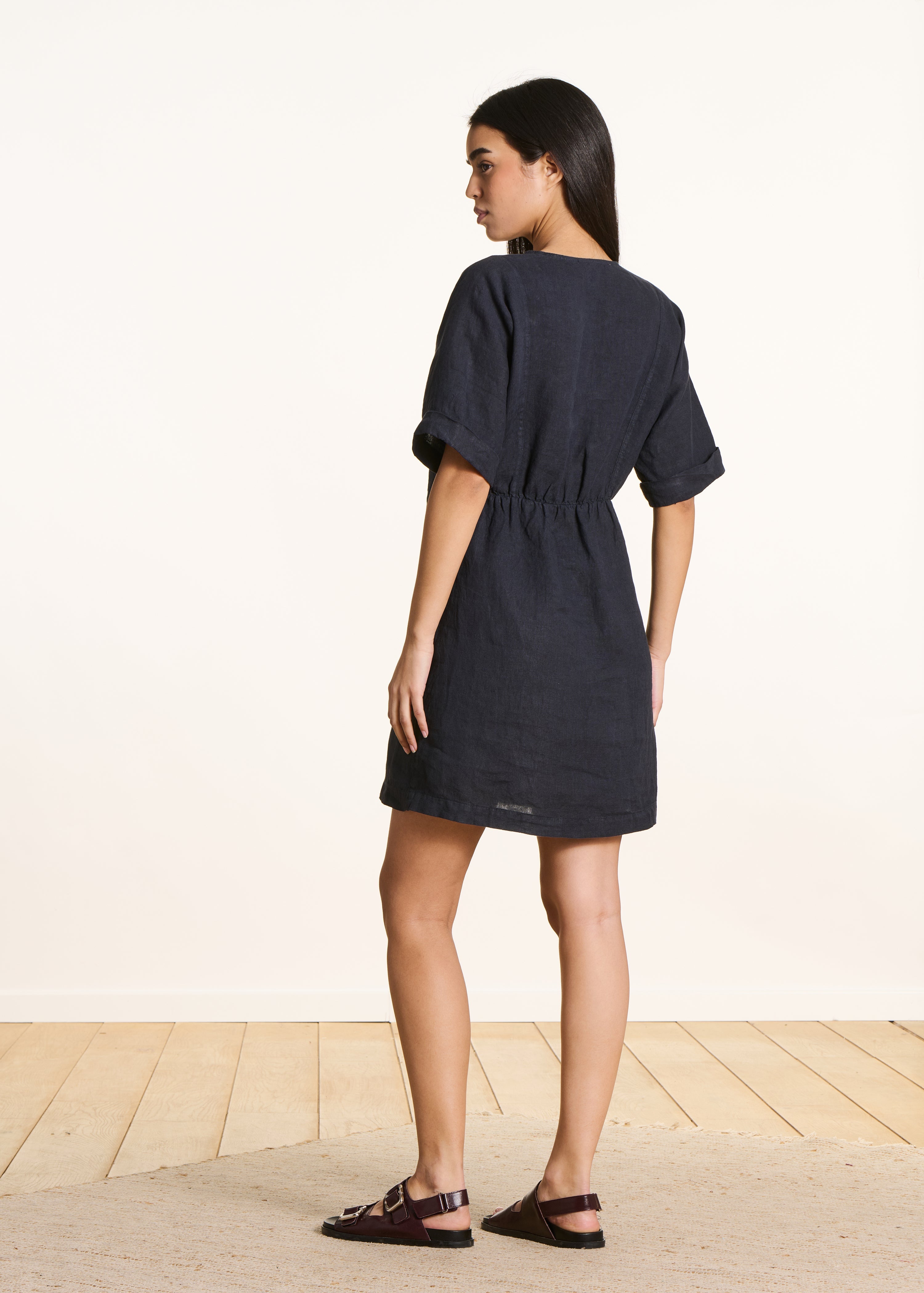 Robe courte ample bleu foncé en lin col V