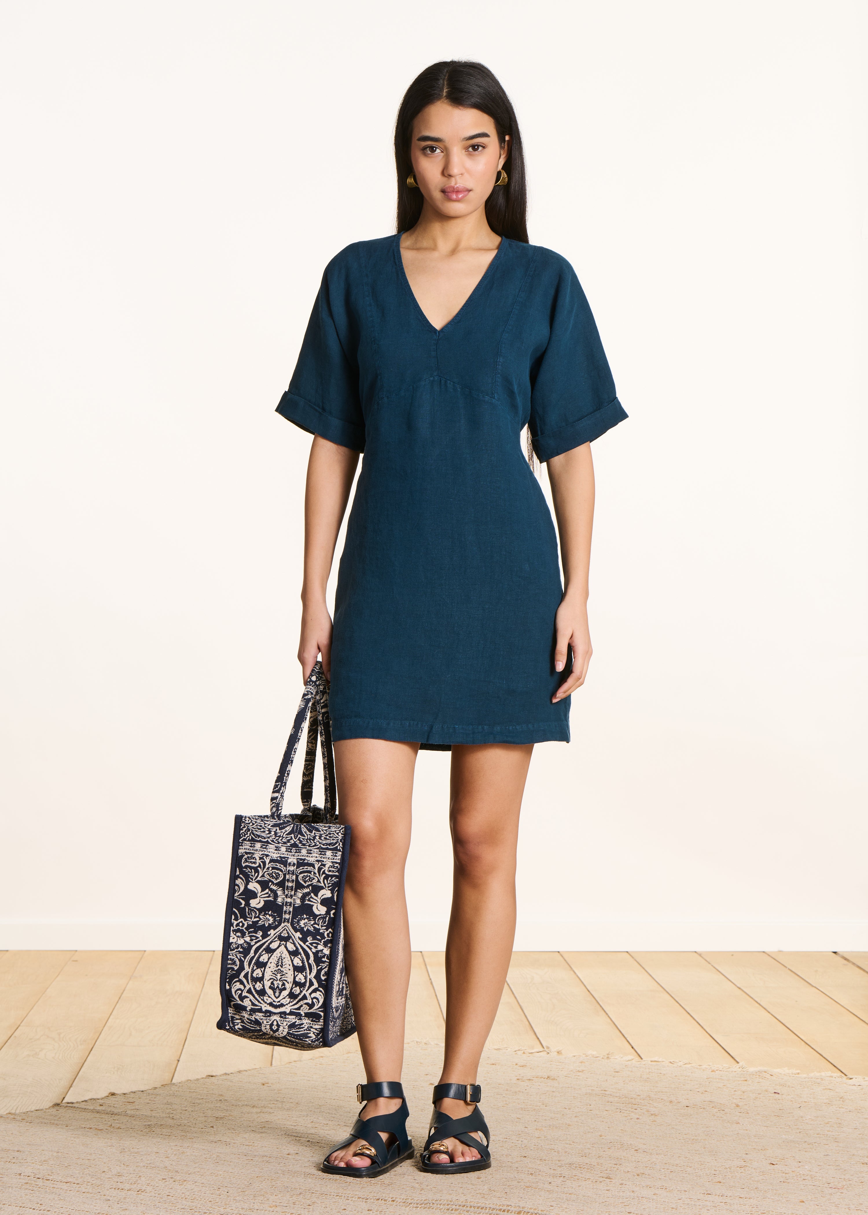 Robe courte ample bleu pétrole en lin col V