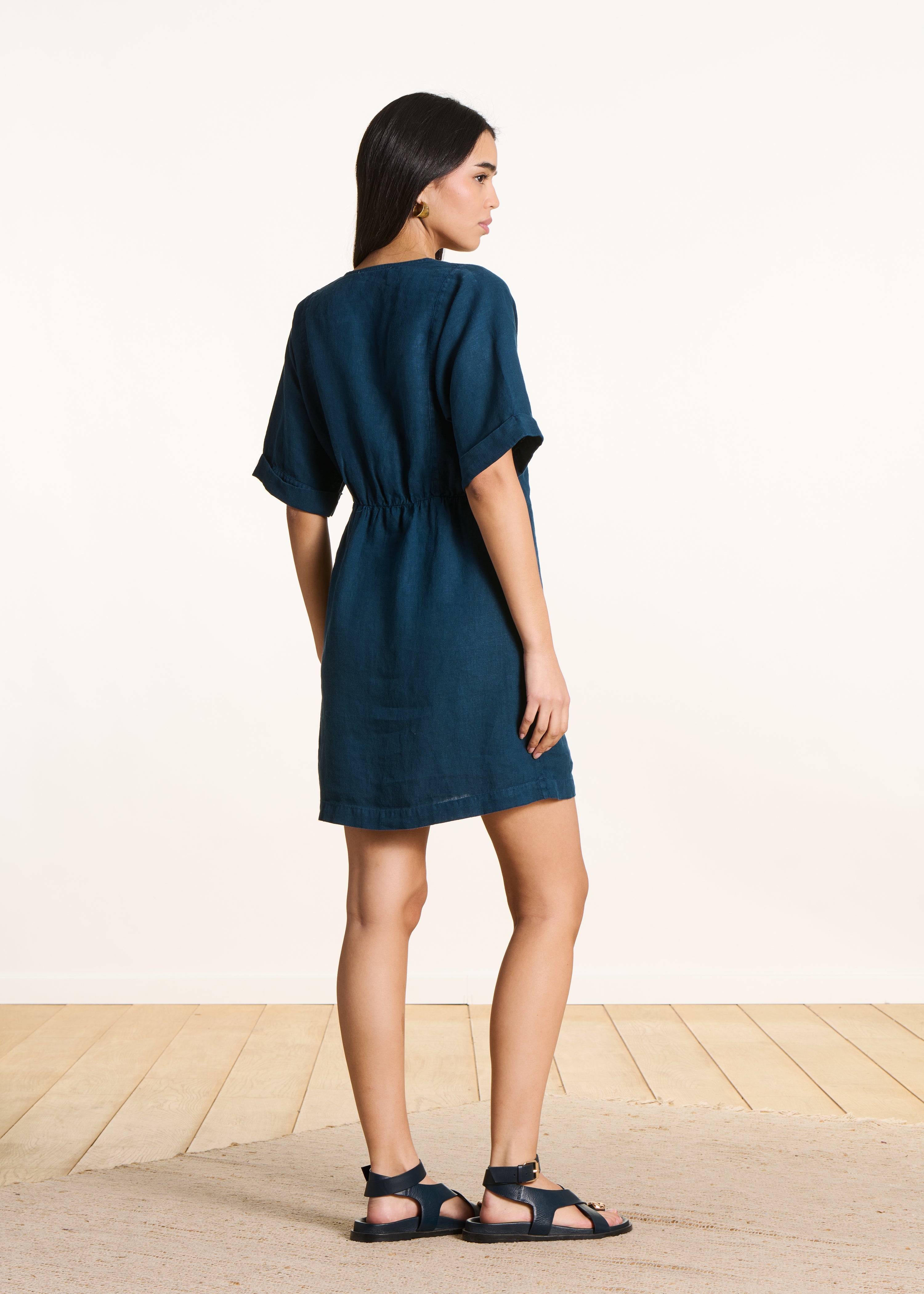 Robe courte ample bleu pétrole en lin col V